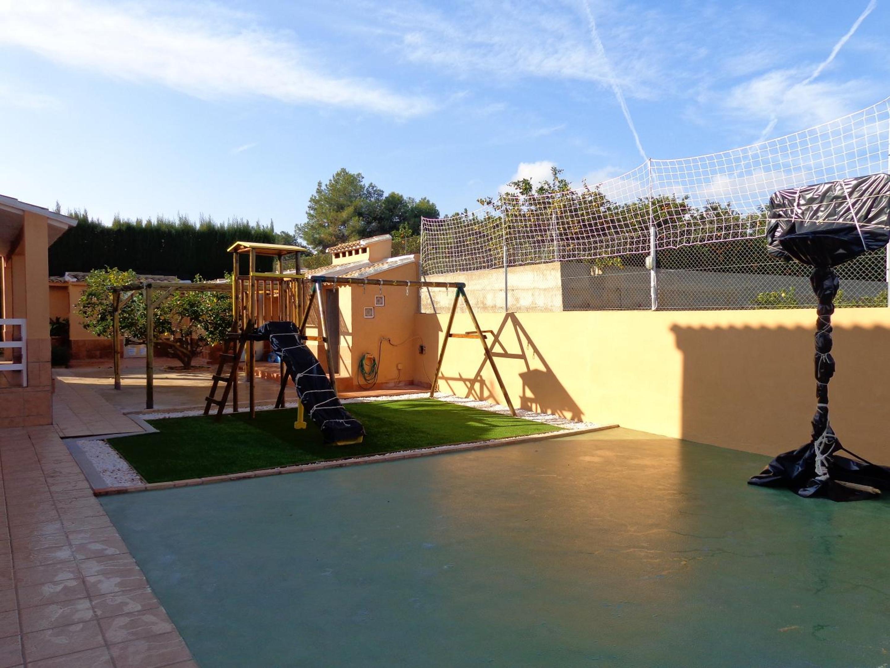 Family Villa in Benifayó with Year-Round Private Pool
