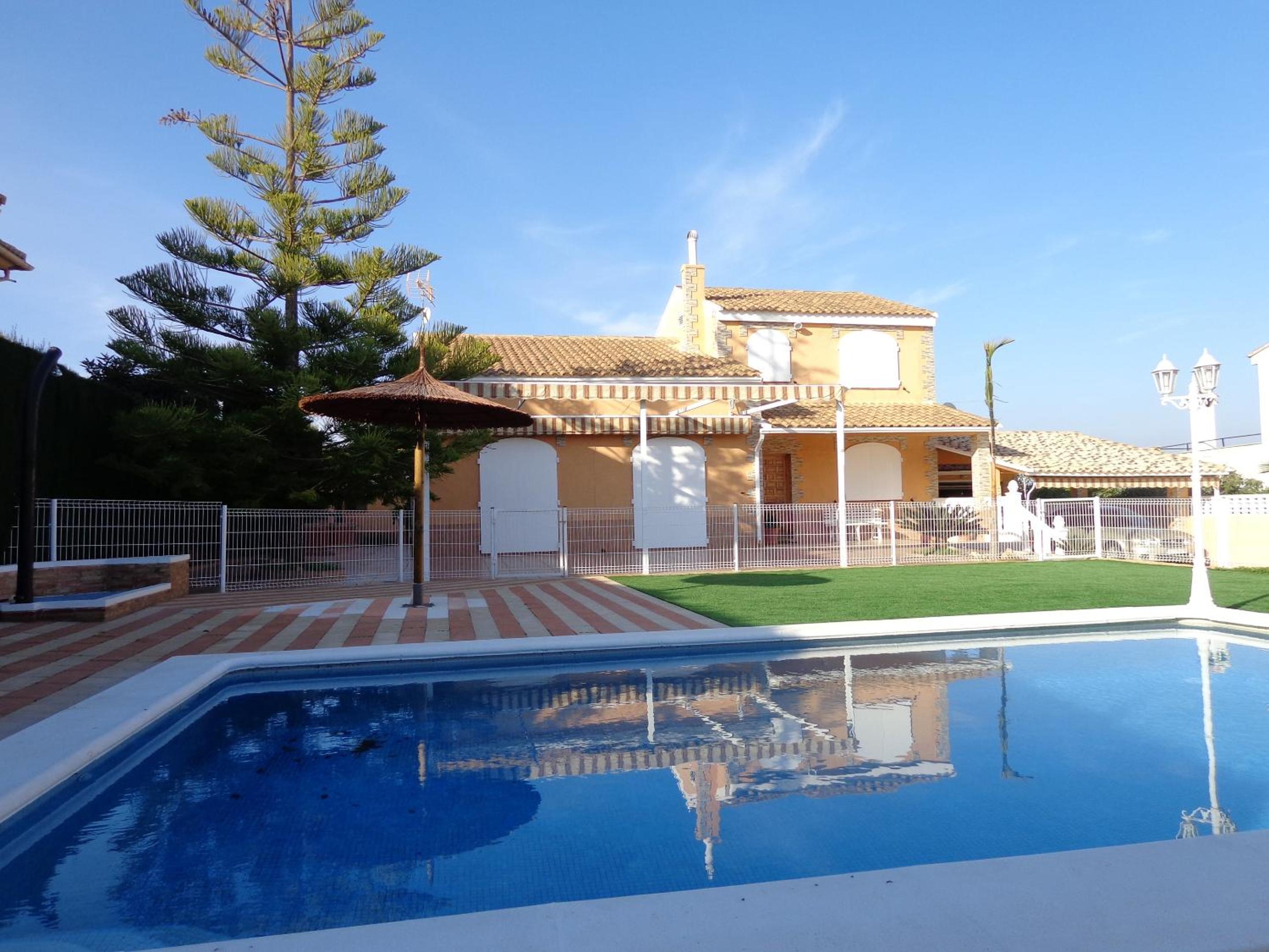 Family Villa in Benifayó with Year-Round Private Pool