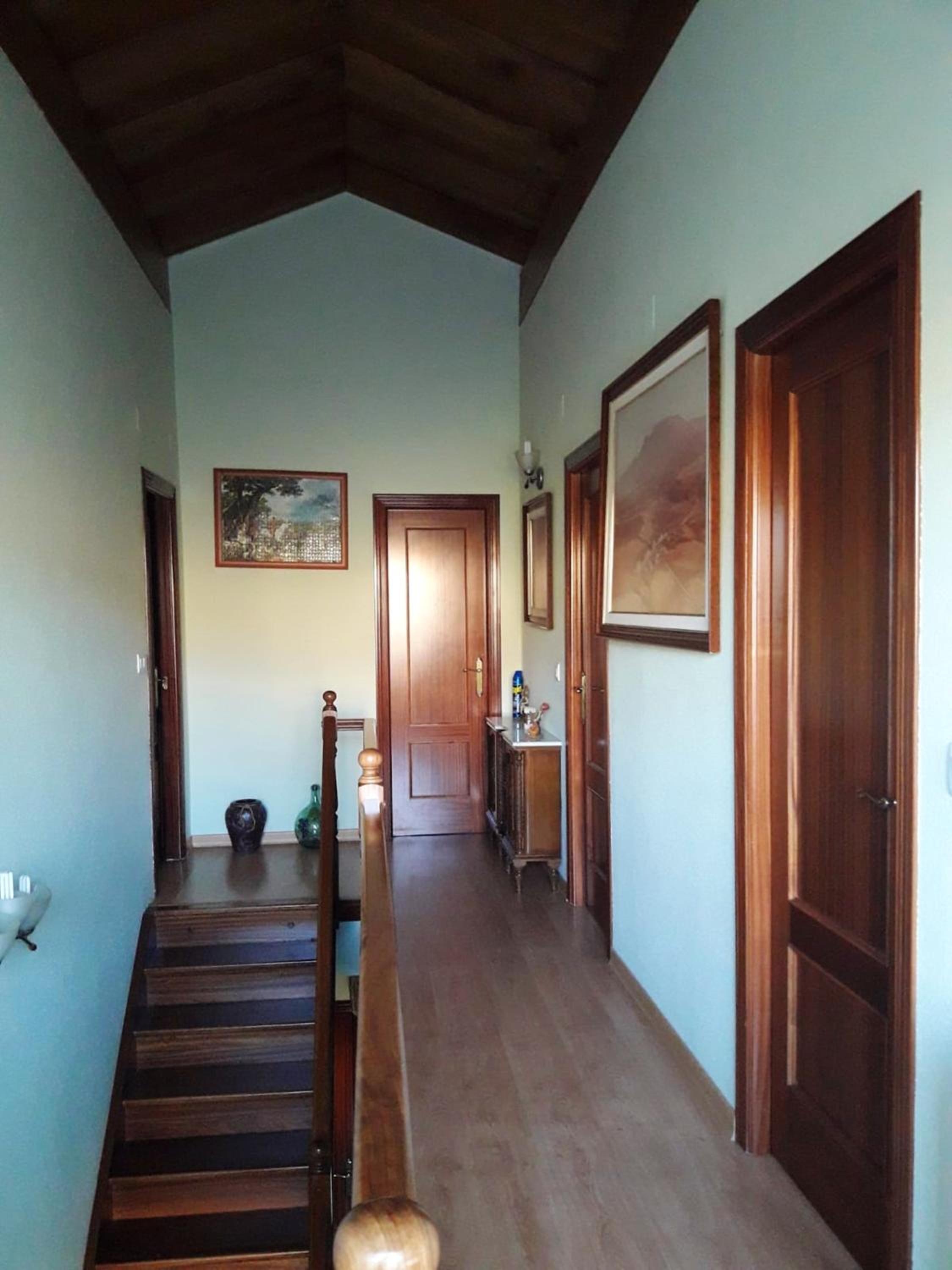 Spacious House with Mountain View in Munain