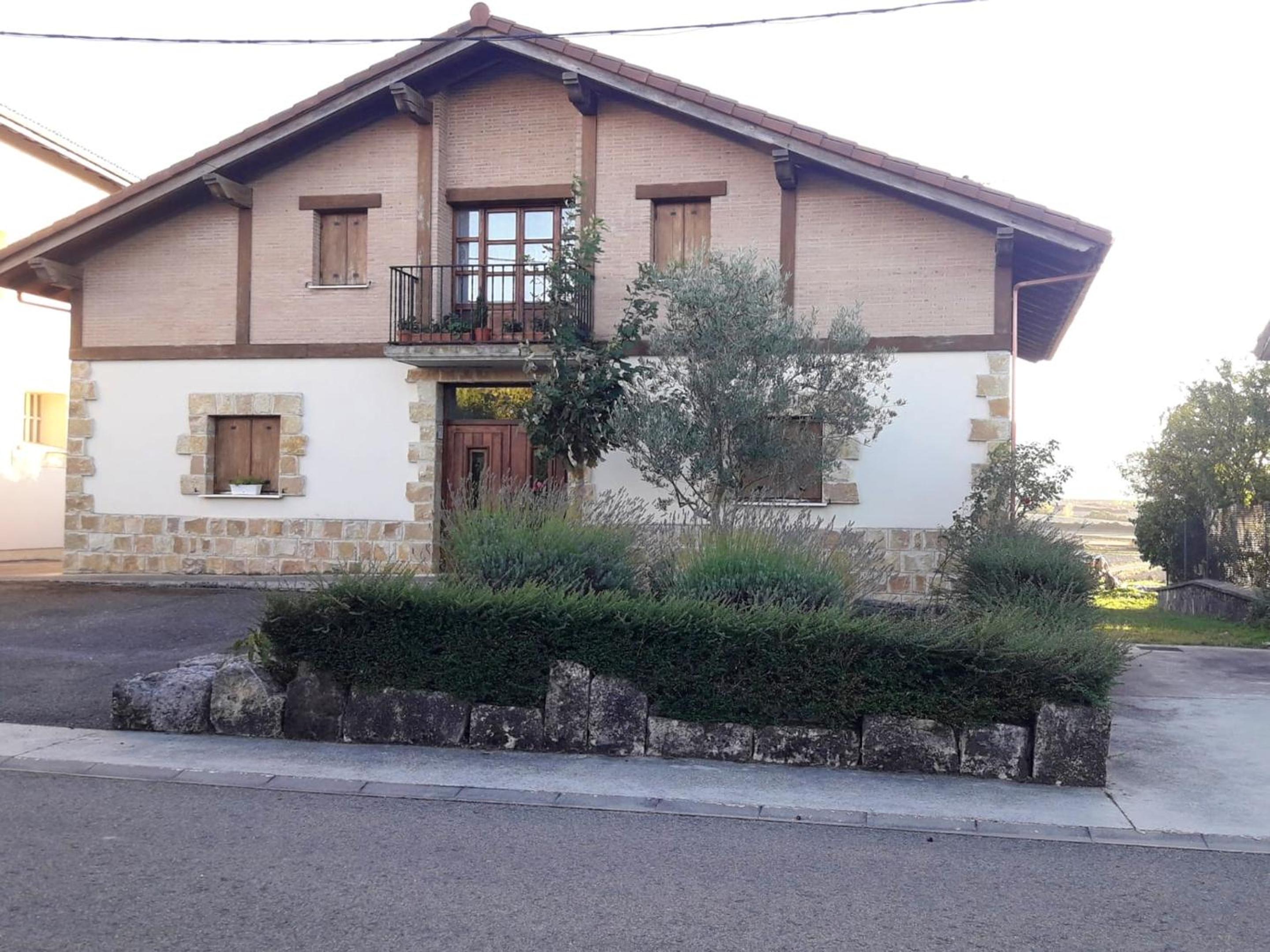 Spacious House with Mountain View in Munain