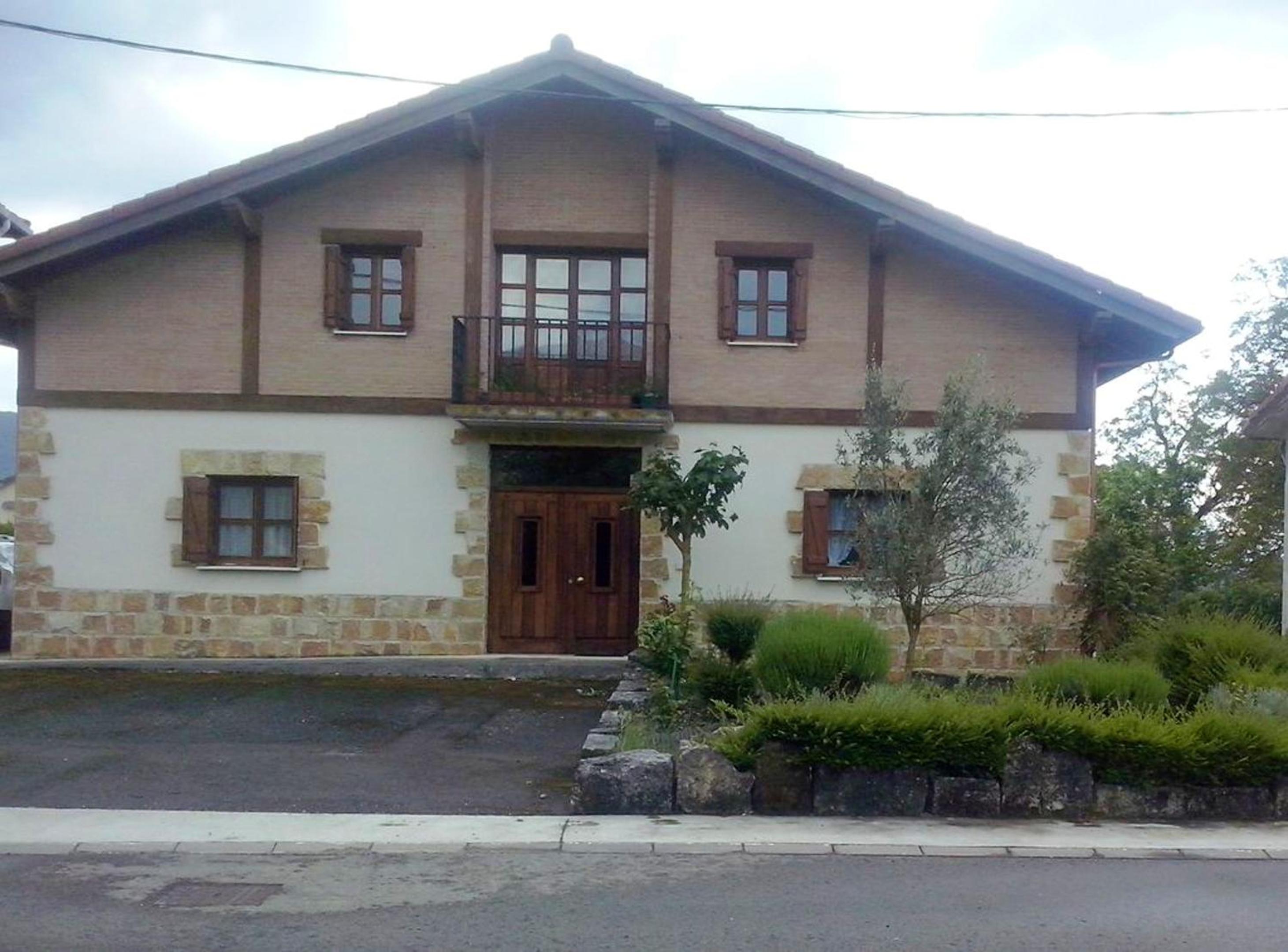 Spacious House with Mountain View in Munain