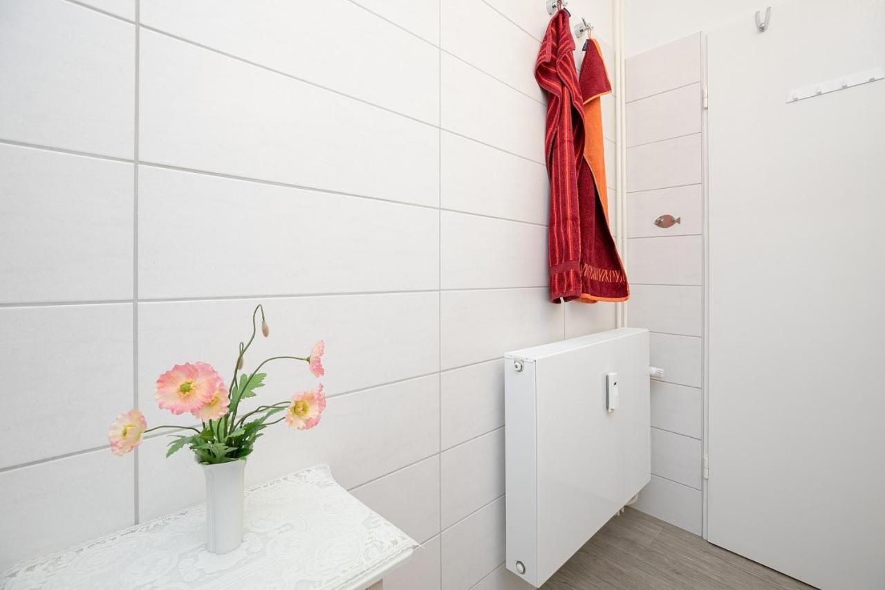 Strandfein en Scharbeutz — bathroom