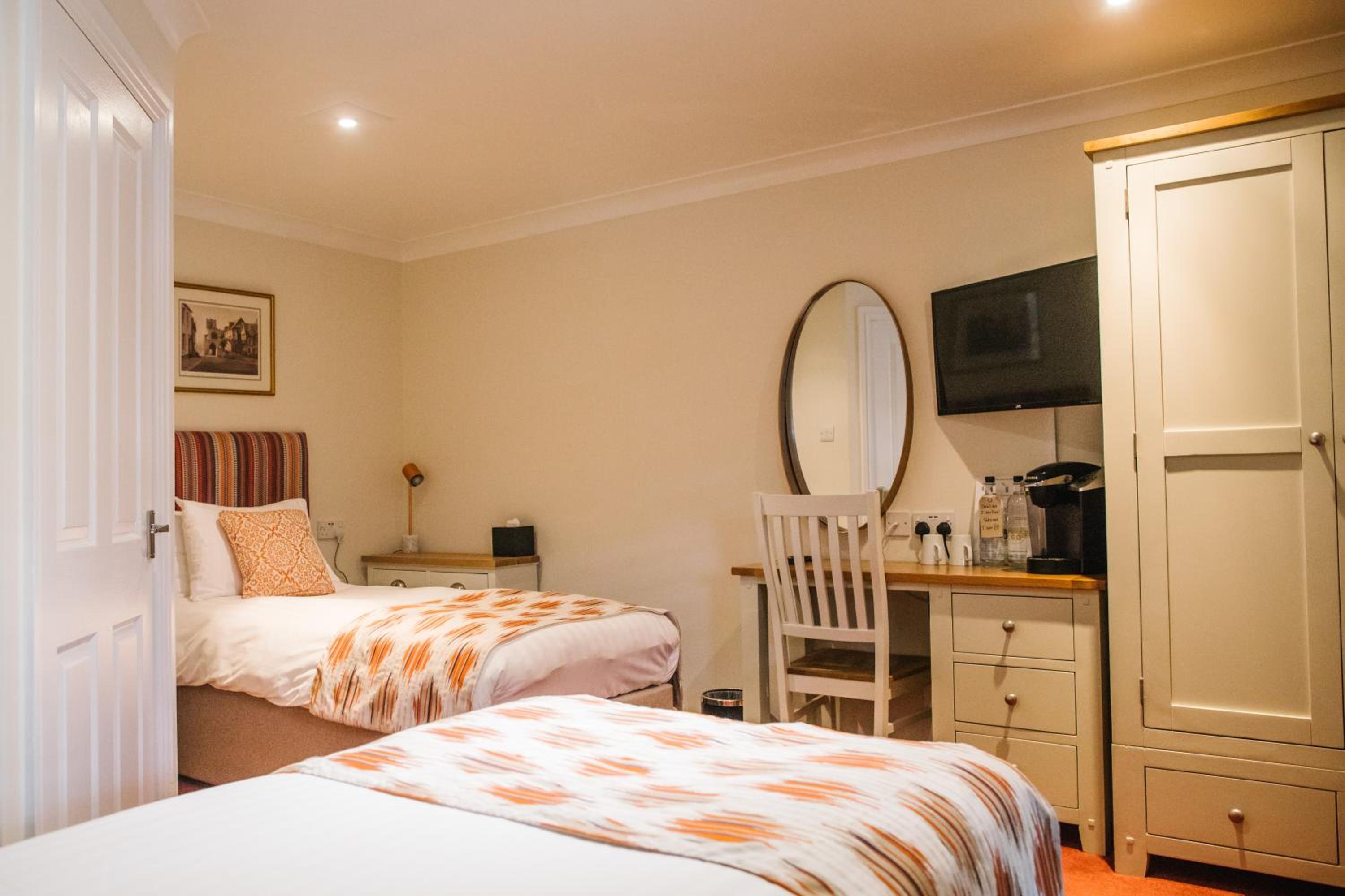 Warwick Vacations - The Old Fourpenny Hotel - Property Image 2