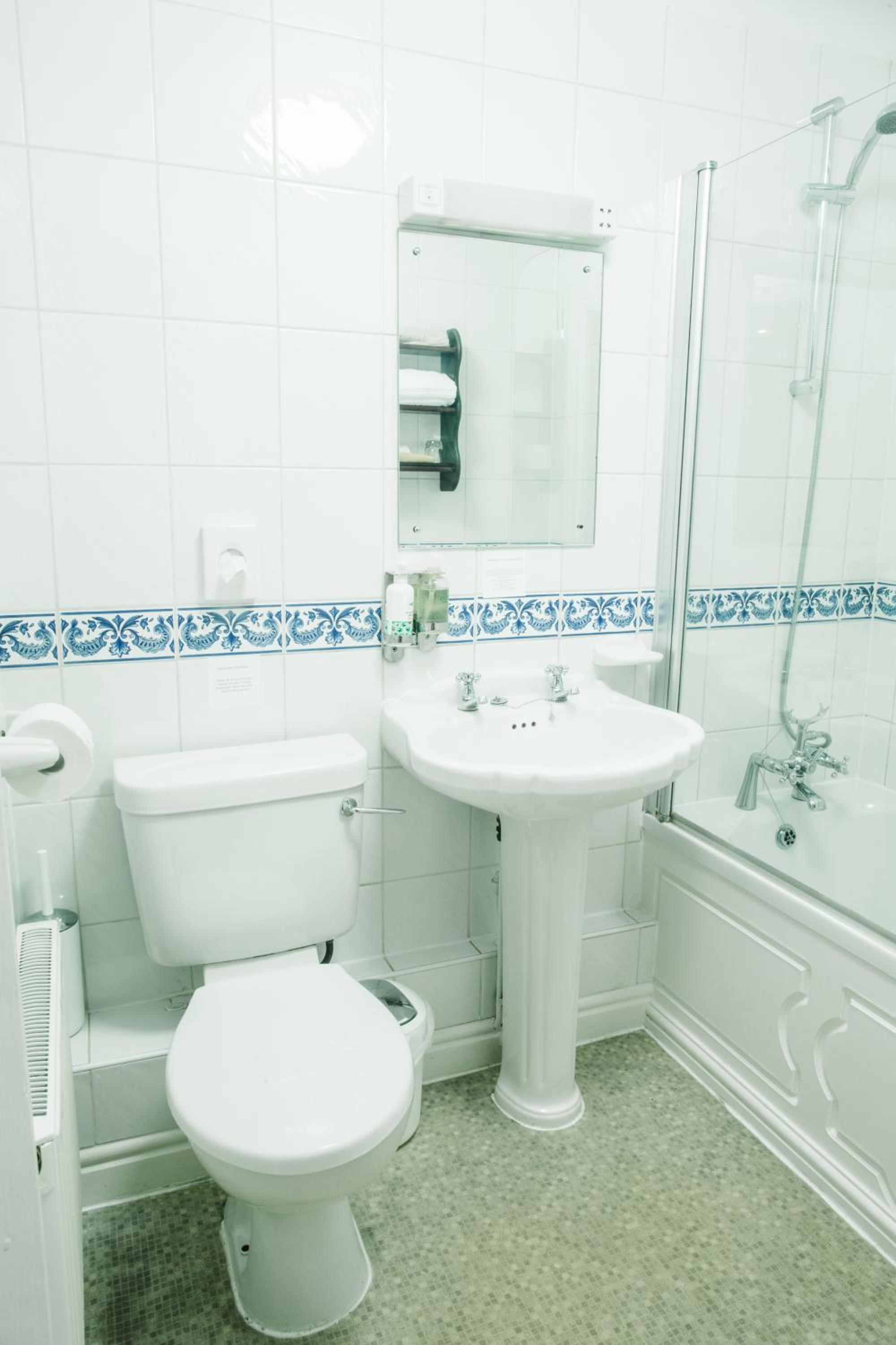 Warwick Vacations - The Old Fourpenny Hotel - Property Image 3