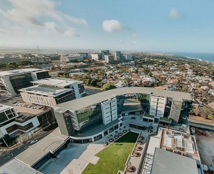 Umhlanga Arch - Ocean Views, Queen size bed plus free wifi view 2
