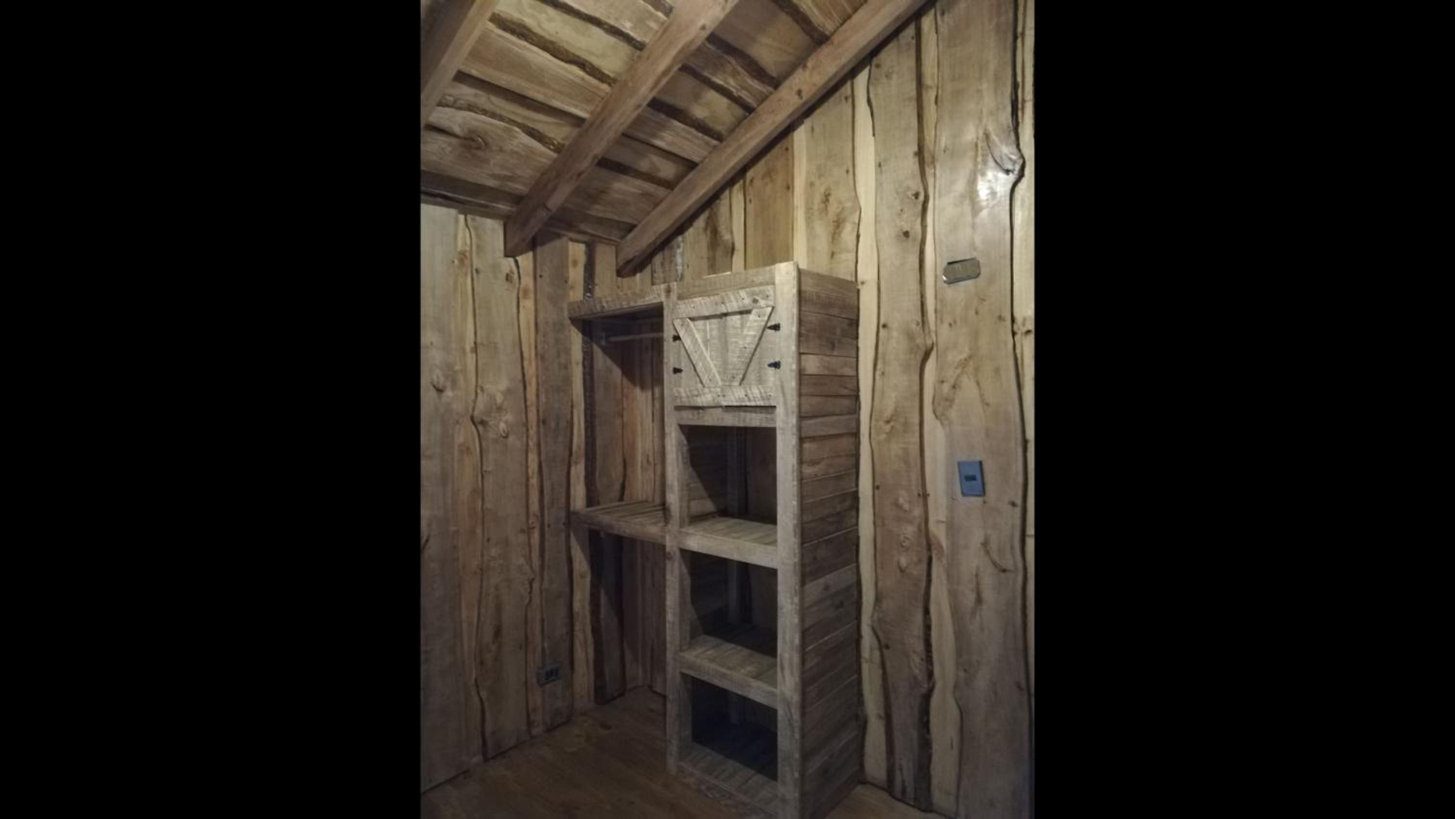 Wonderful rustic cabin 2, with native logs, on the banks of the Trancura River