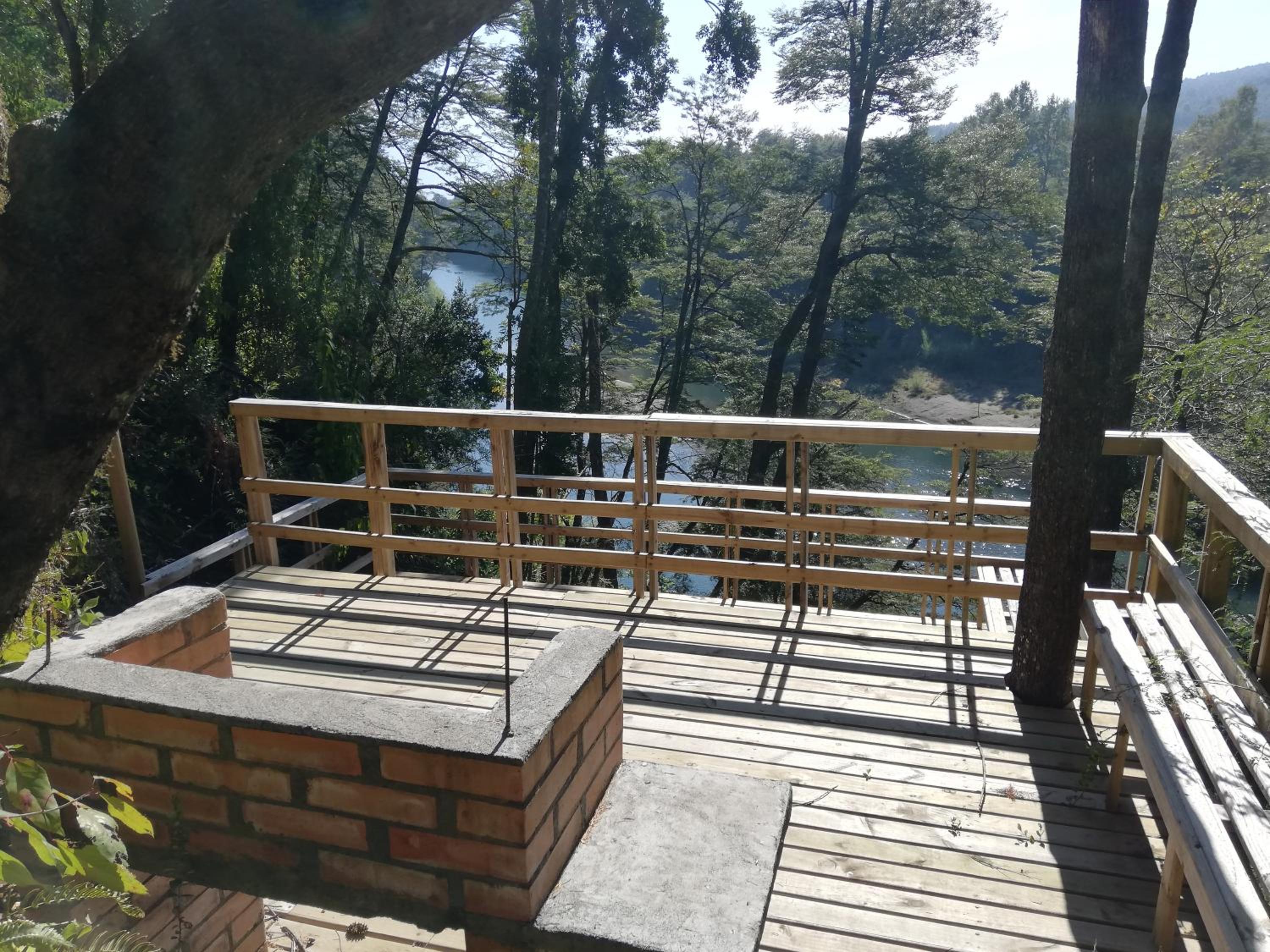 Wonderful rustic cabin 2, with native logs, on the banks of the Trancura River