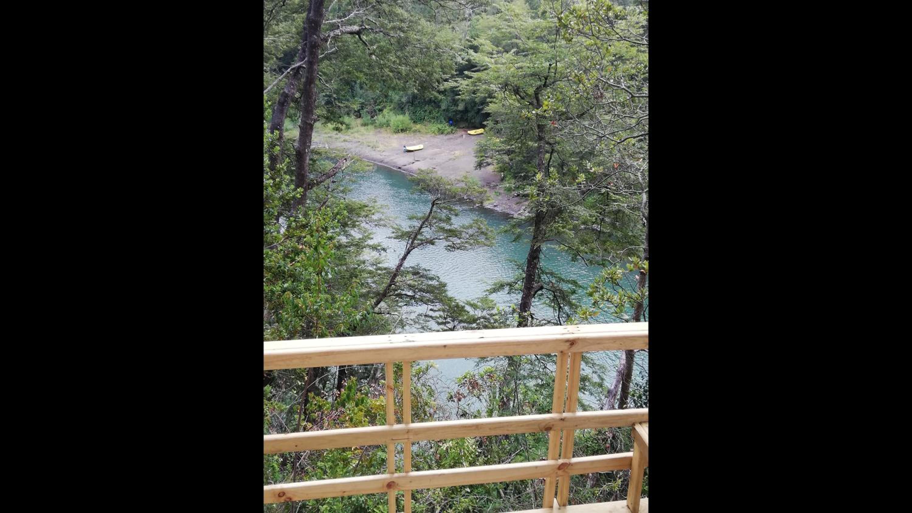 Wonderful rustic cabin 2, with native logs, on the banks of the Trancura River