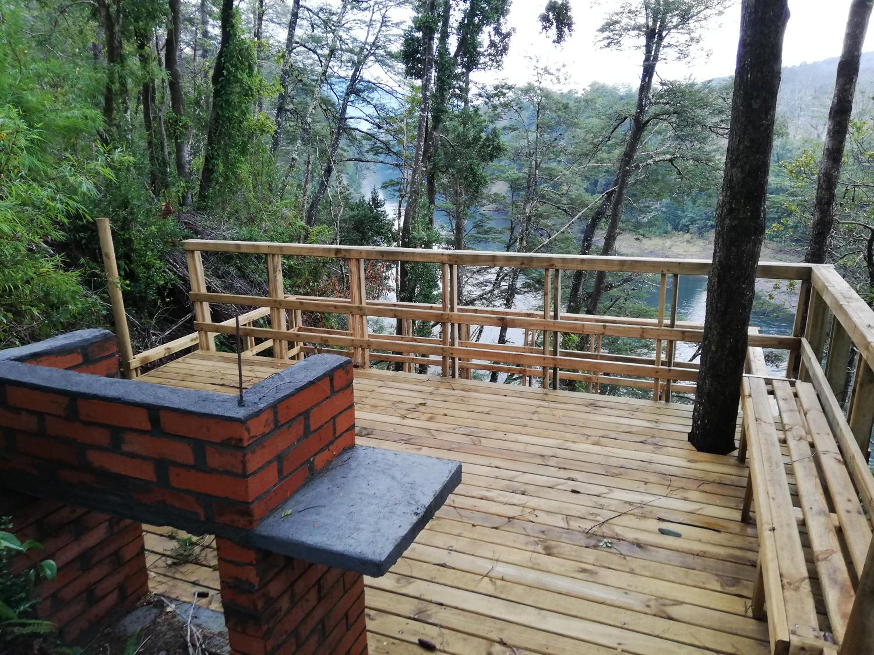 Wonderful rustic cabin 2, with native logs, on the banks of the Trancura River