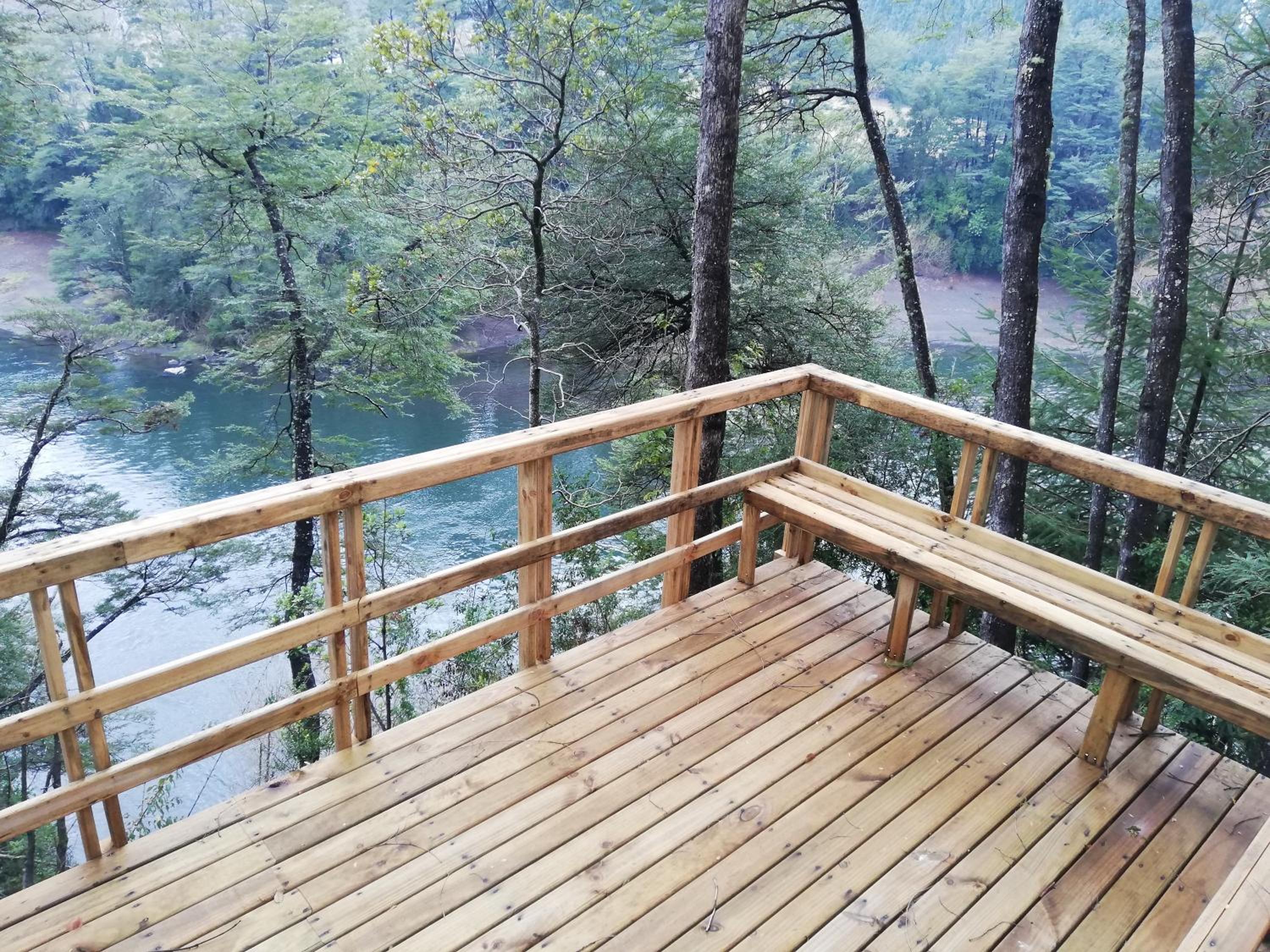 Wonderful rustic cabin 2, with native logs, on the banks of the Trancura River