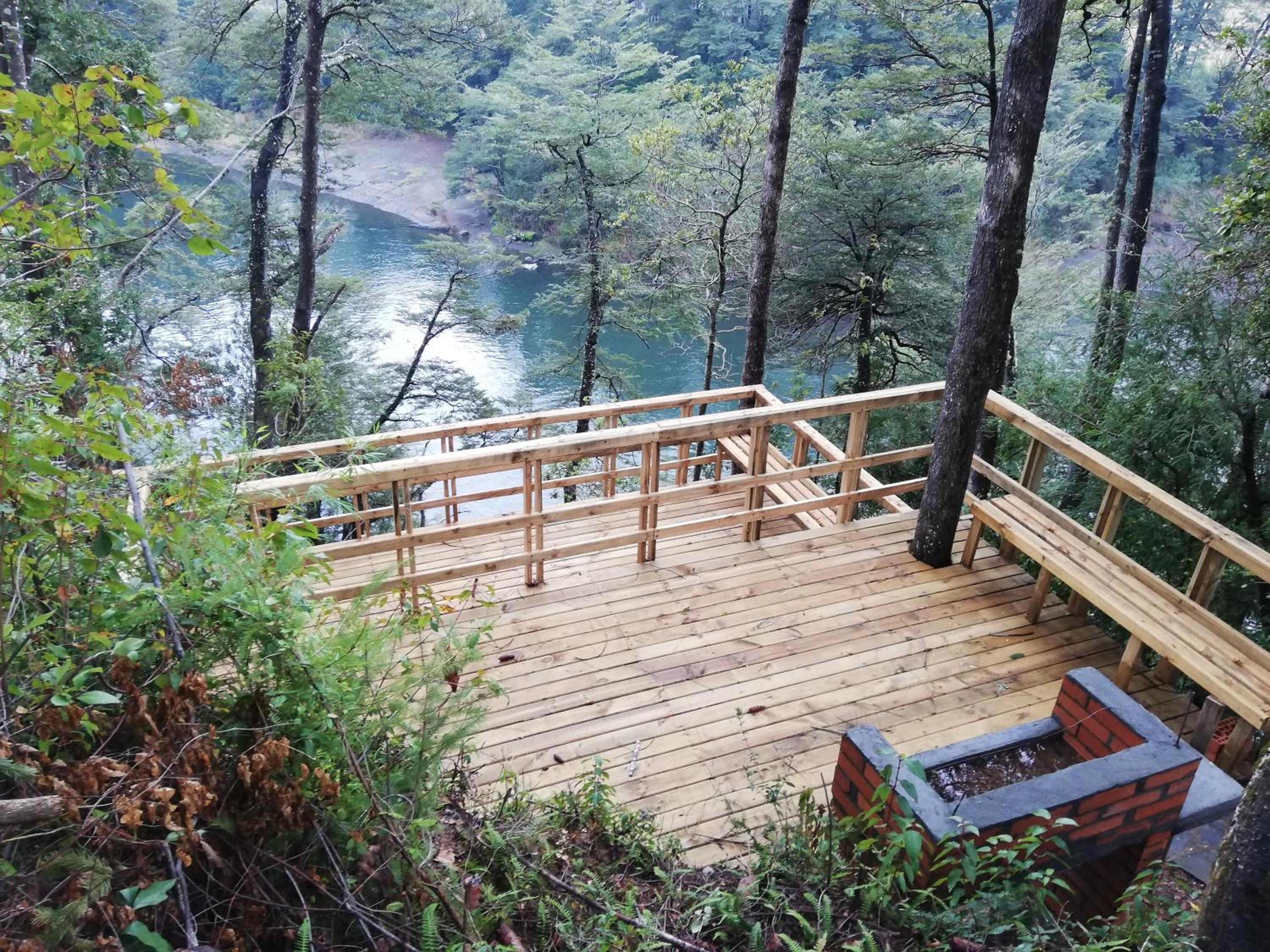 Wonderful rustic cabin 2, with native logs, on the banks of the Trancura River