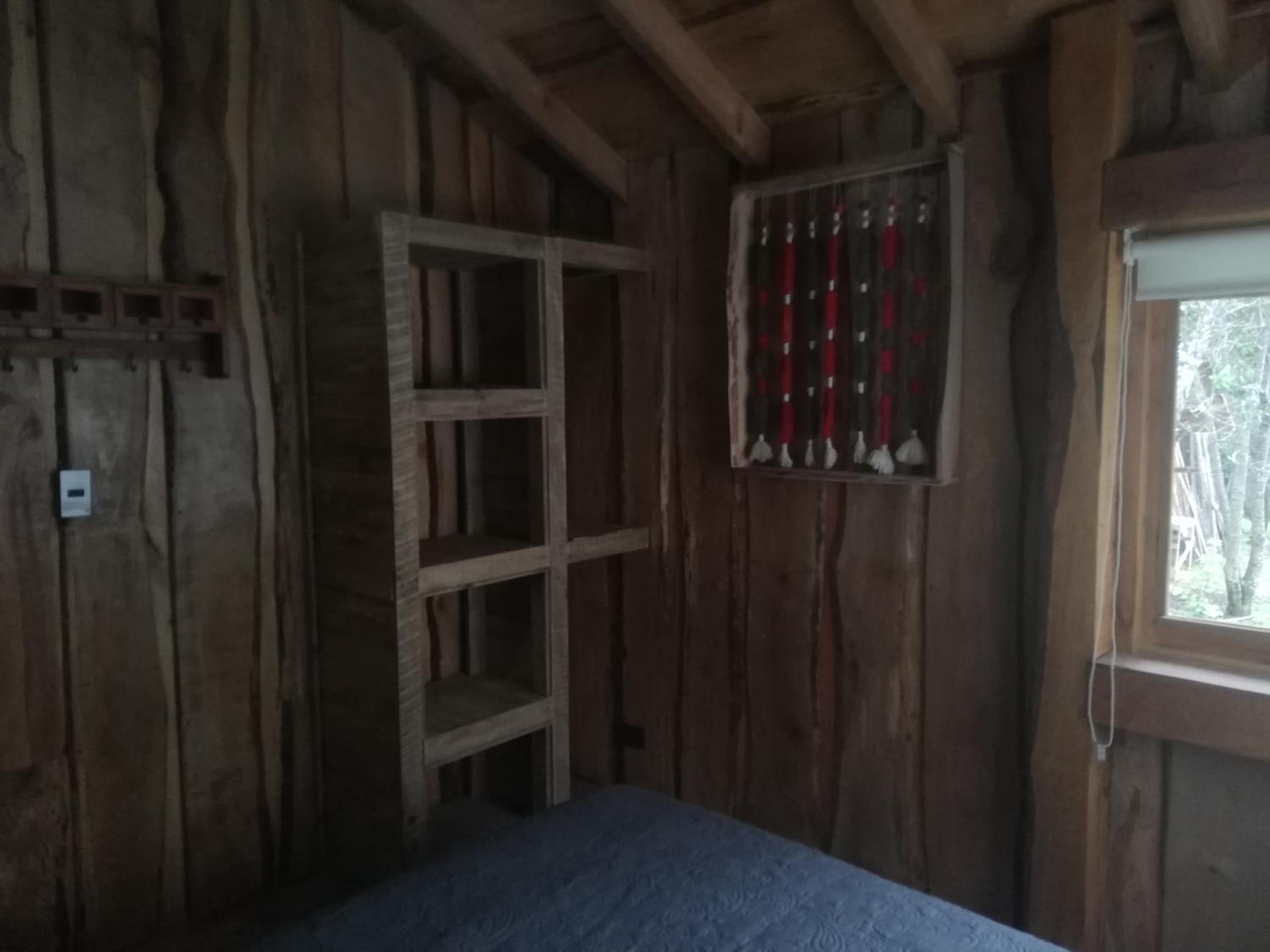 Wonderful rustic cabin 2, with native logs, on the banks of the Trancura River