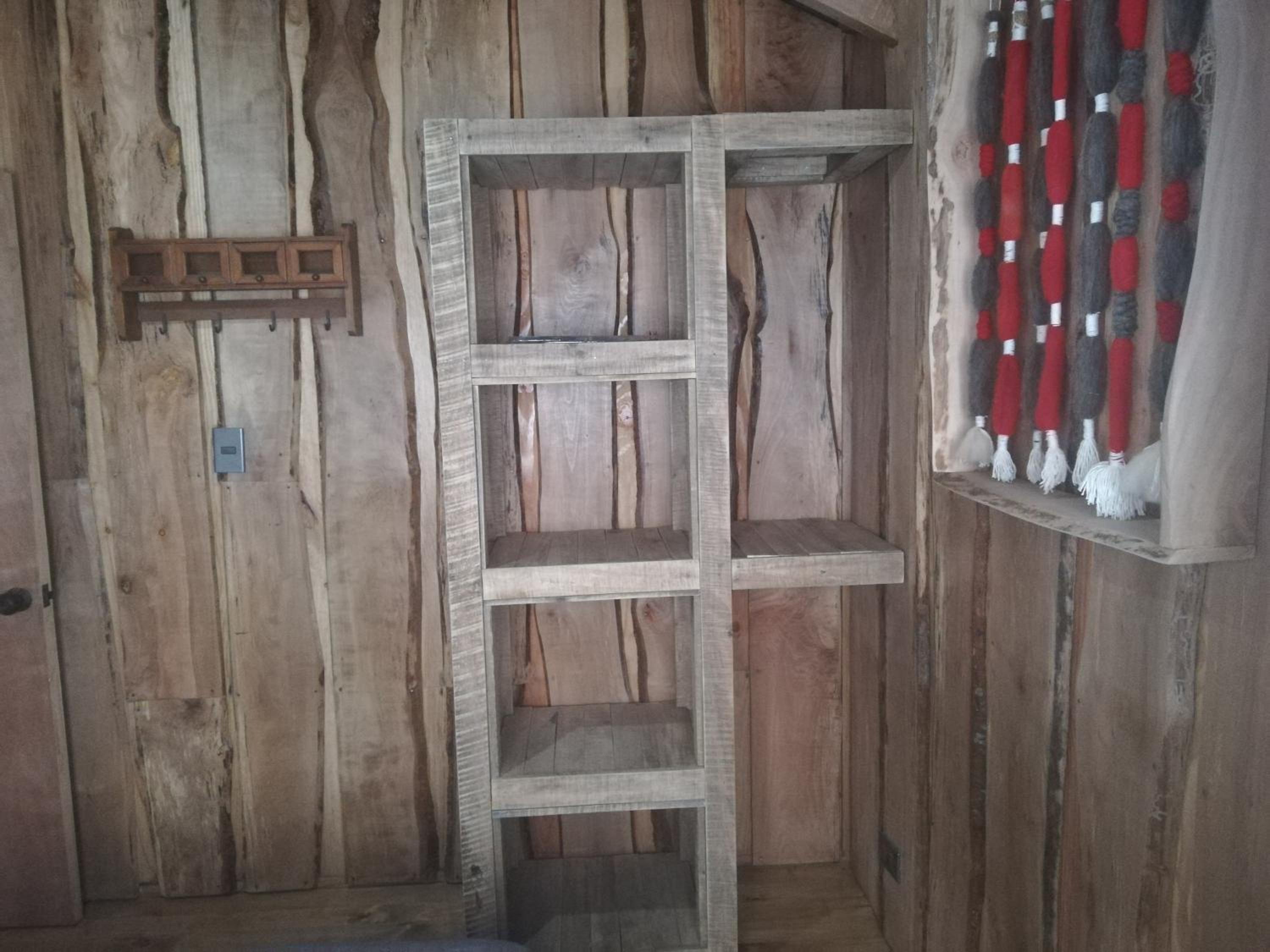 Wonderful rustic cabin 2, with native logs, on the banks of the Trancura River