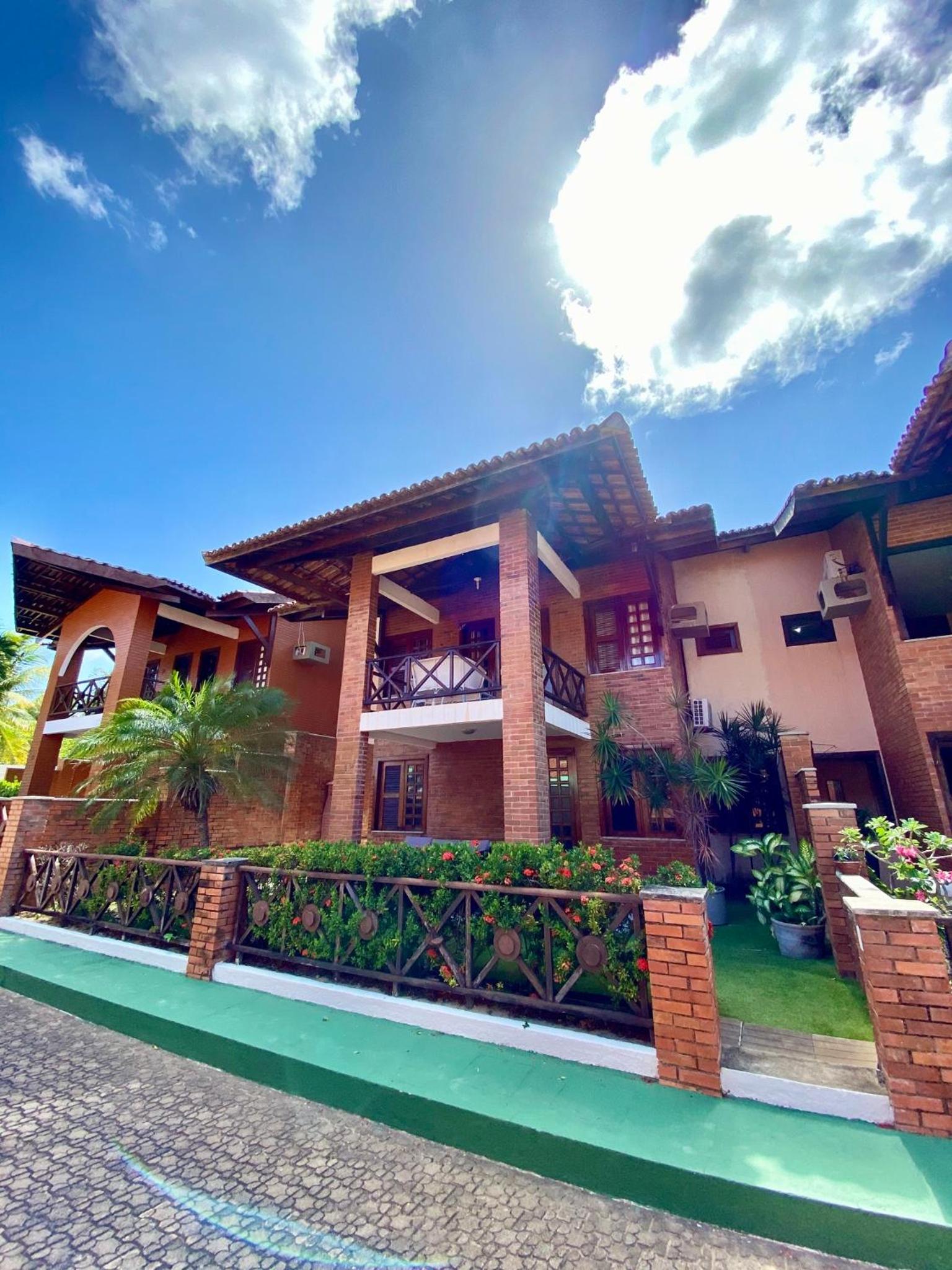 Linda casa Porto das Dunas: 4 suítes, churrasqueira e piscina