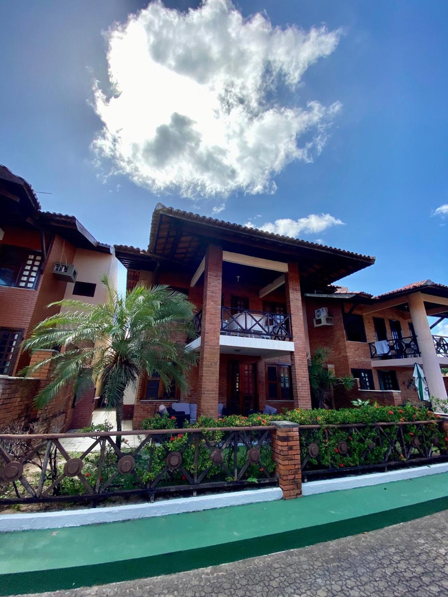 Linda casa Porto das Dunas: 4 suítes, churrasqueira e piscina