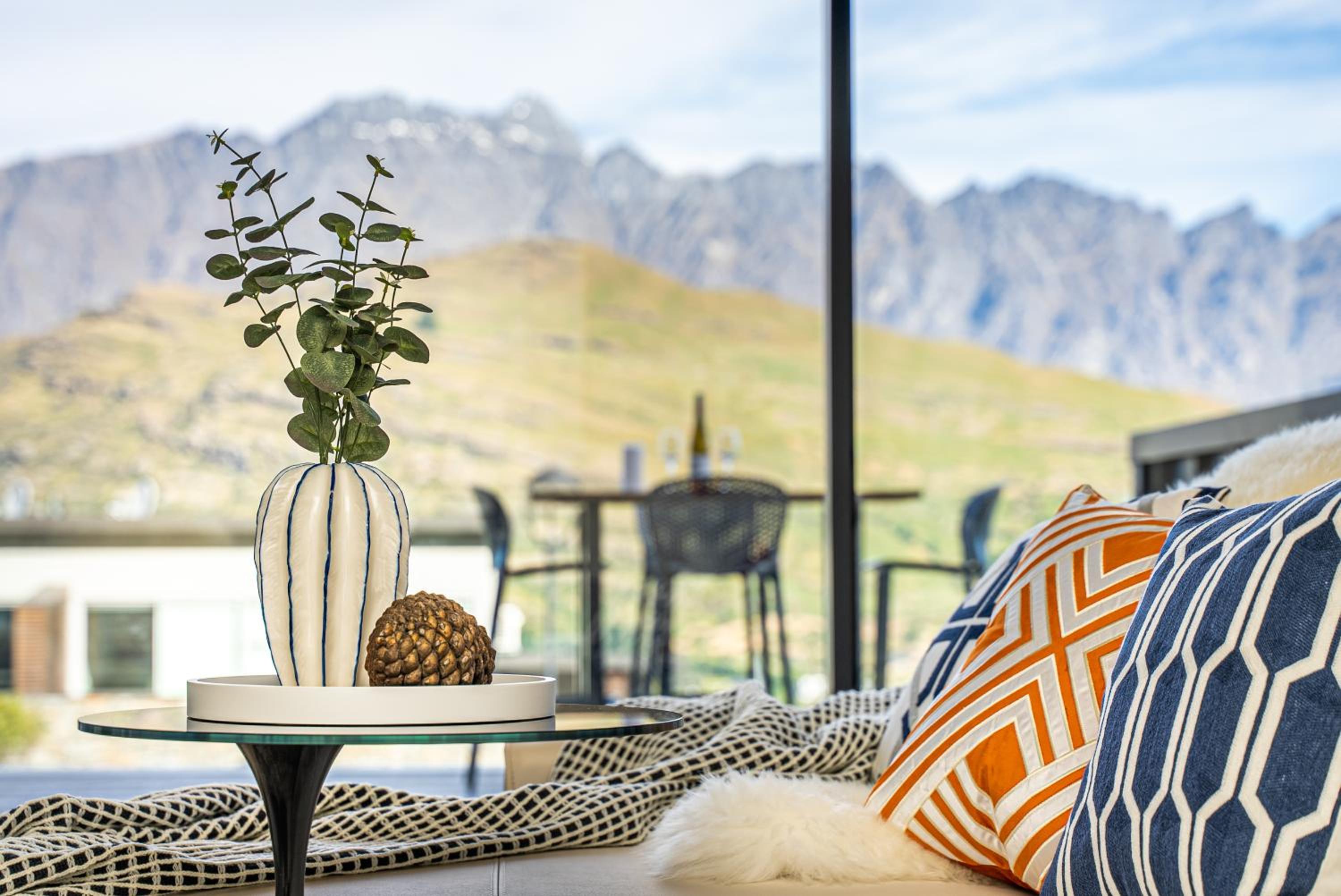 Queenstown Lake and Mountain View Retreat Free Wifi Free Street Parking view 3