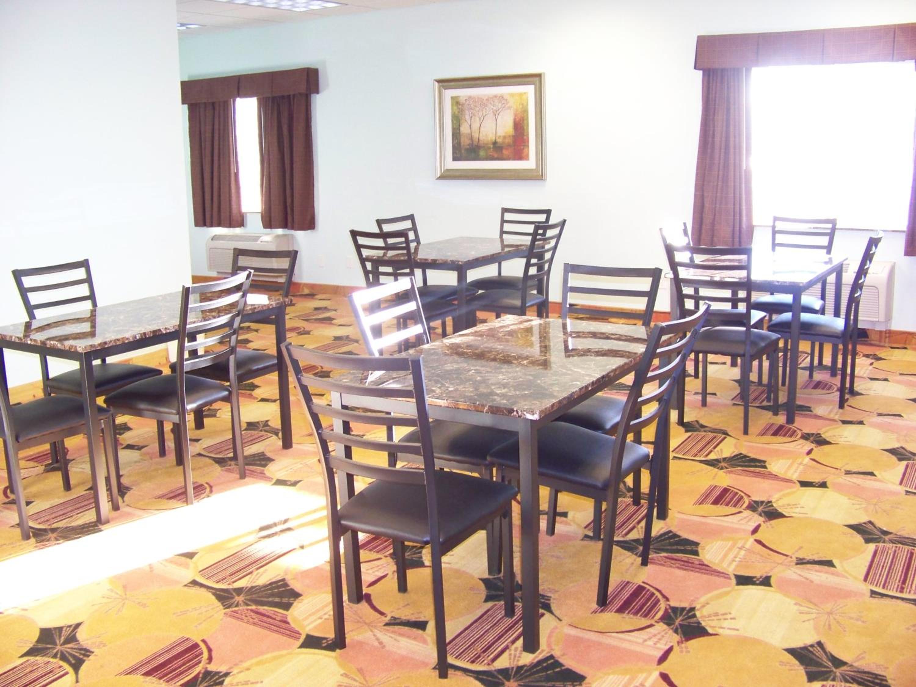 Days Inn & Suites by Wyndham Columbus NE