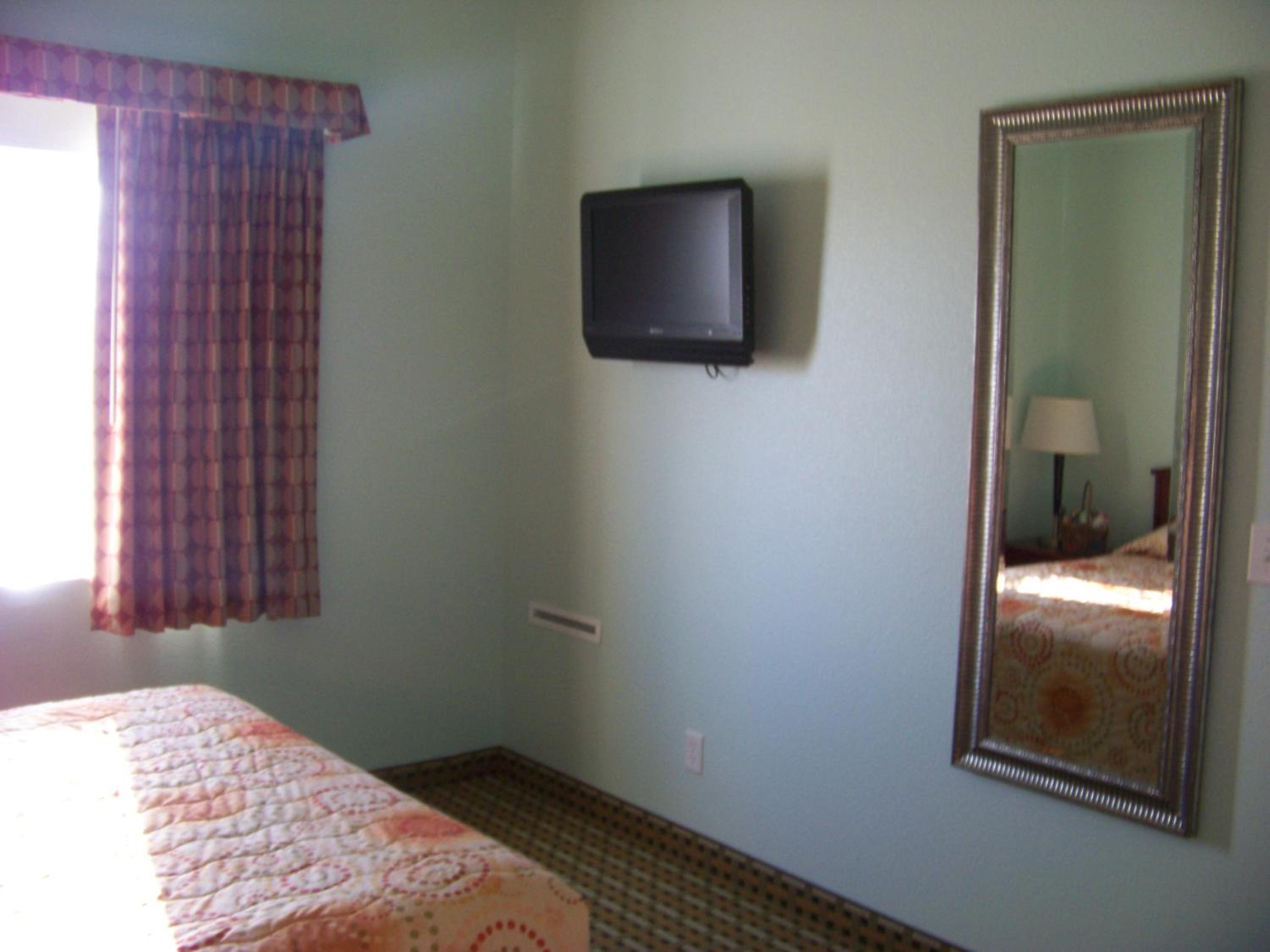 Days Inn & Suites by Wyndham Columbus NE