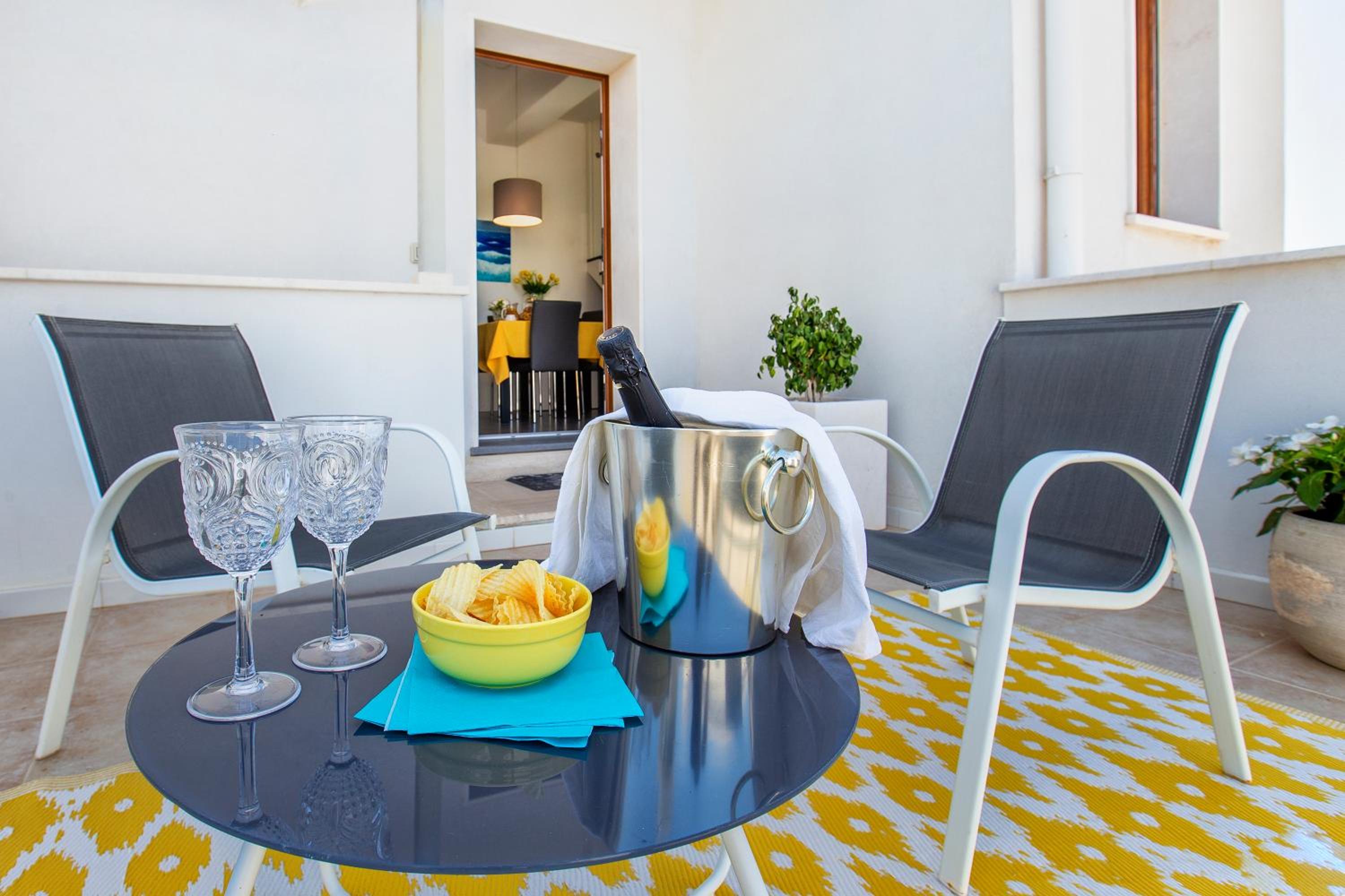 Nura's - Apartment AL MARE sea front photo 2