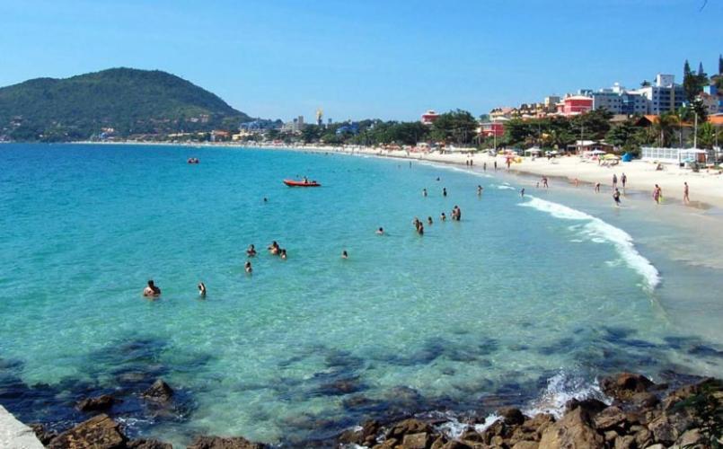 Apto quase pé na areia Bombinhas-SC