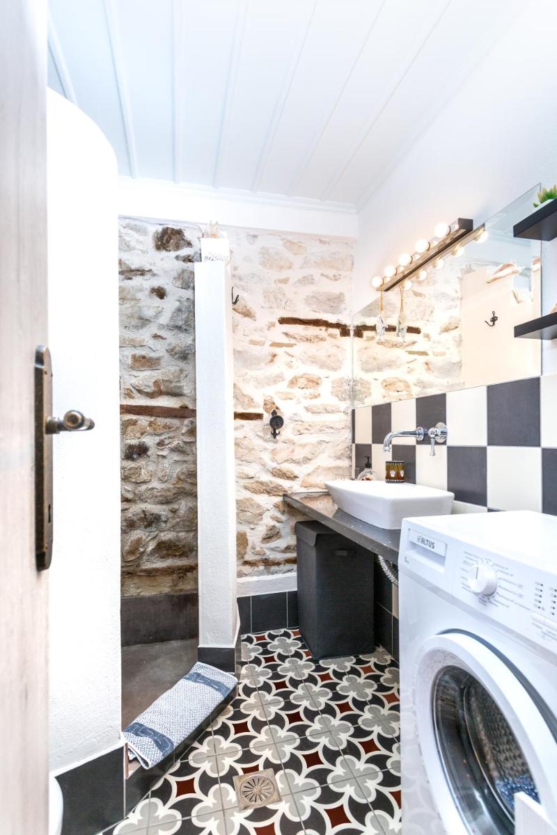 Restored 1902 stone house with superb sea view photo 3