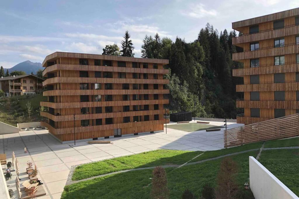 Beautiful Sunny New 1 Bed Apt (2.5Zim). Ski in/out