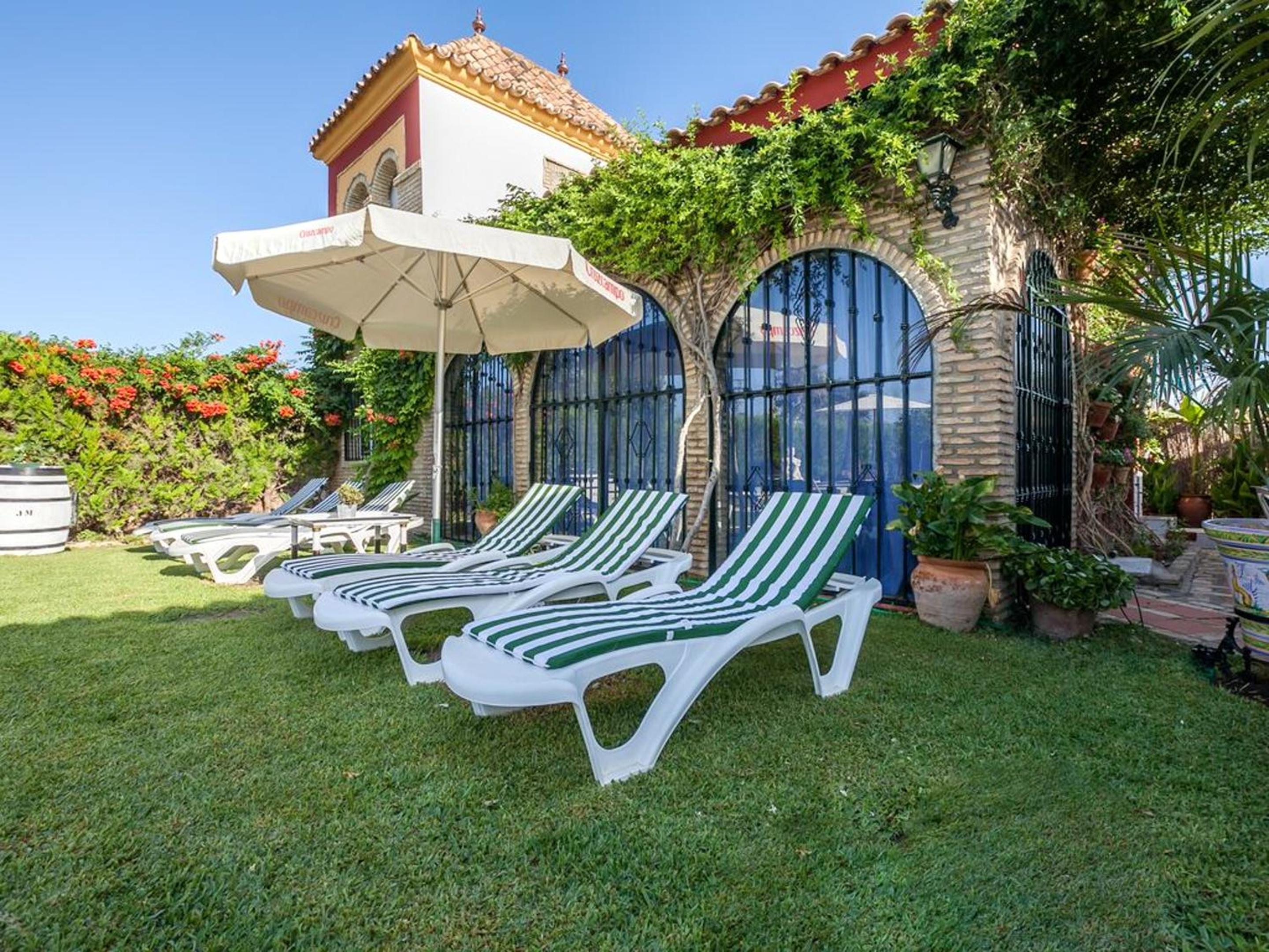 Spacious villa in Los Palacios with private garden 220m² and pool view 2