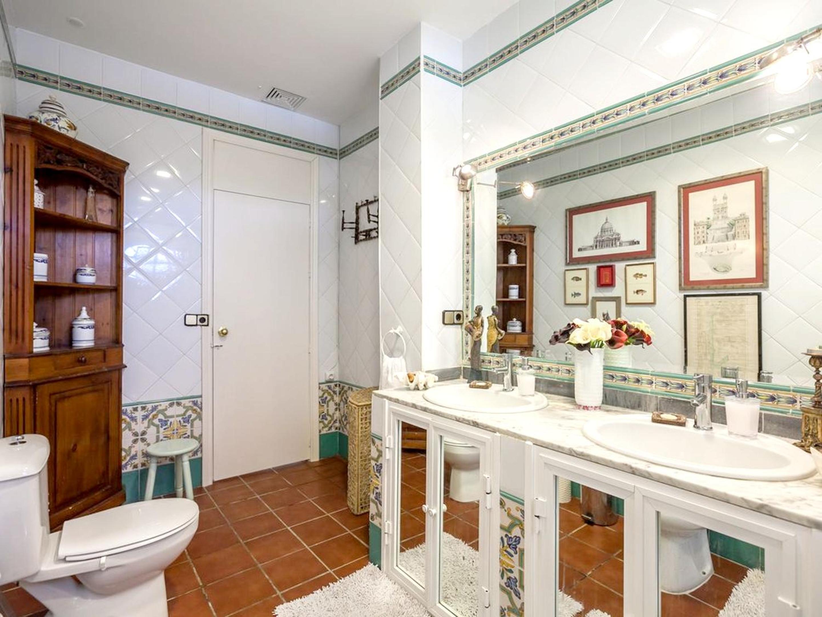 Spacious villa in Los Palacios with private garden 220m² and pool view 3
