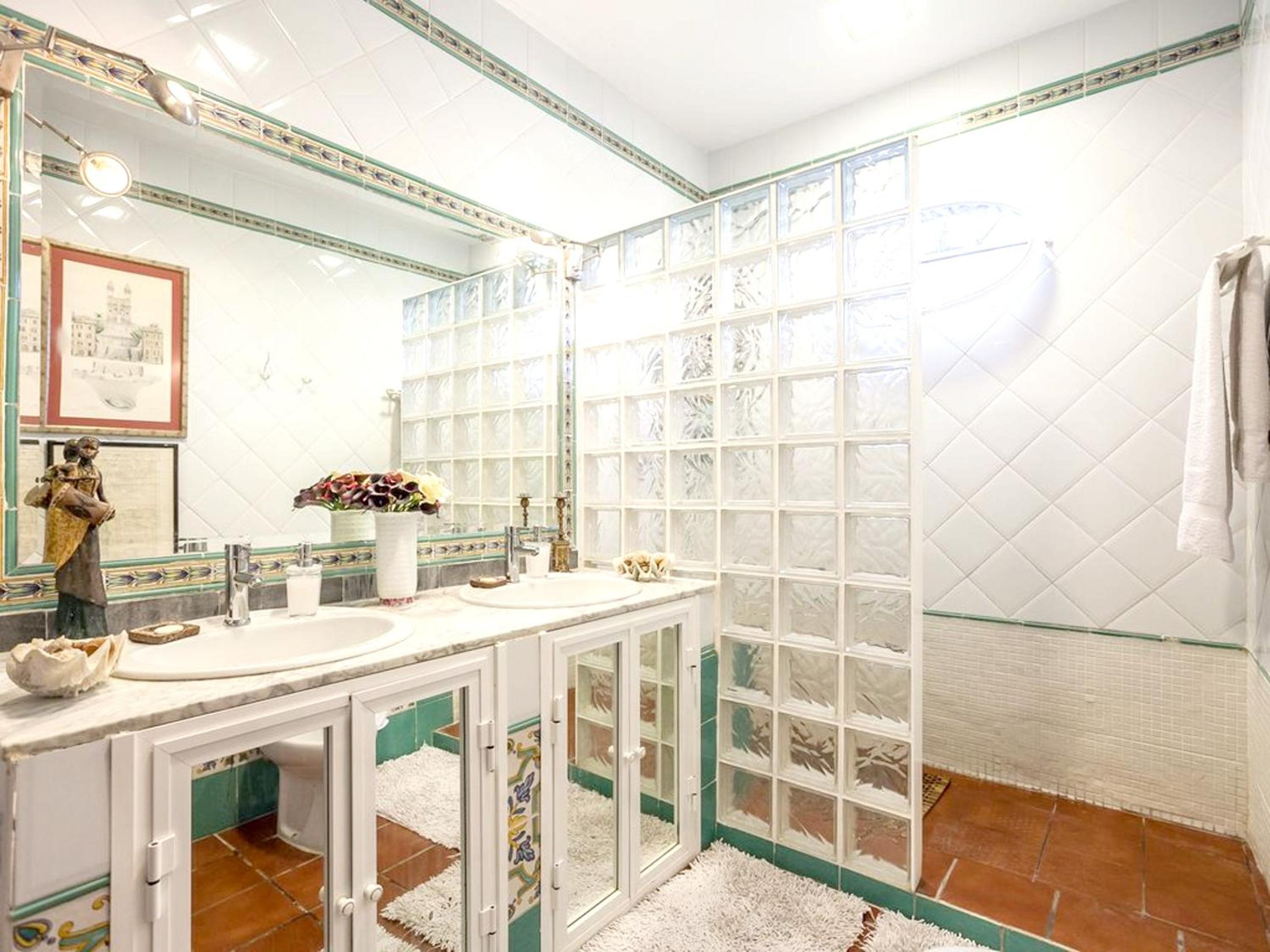 Spacious villa in Los Palacios with private garden 220m² and pool view 4