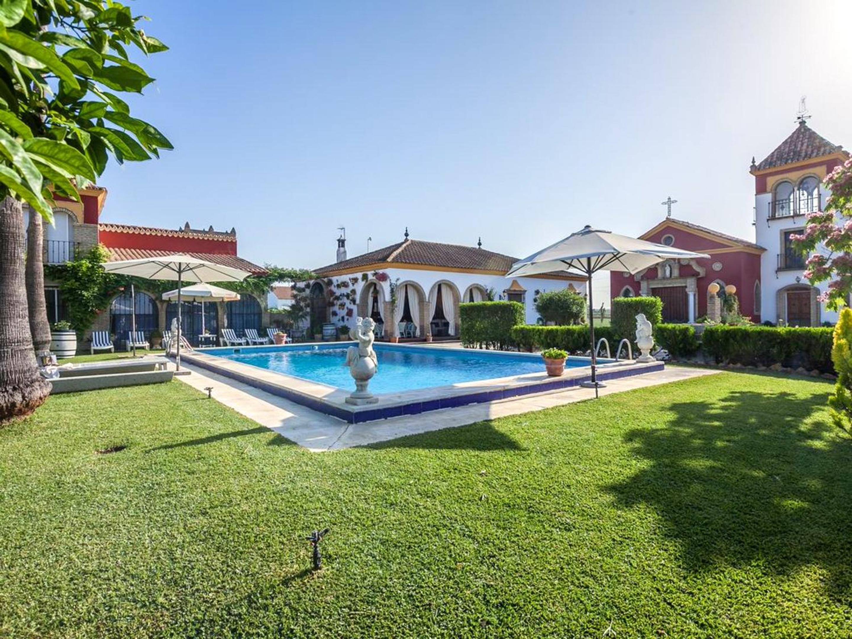 Spacious villa in Los Palacios with private garden 220m² and pool view 5