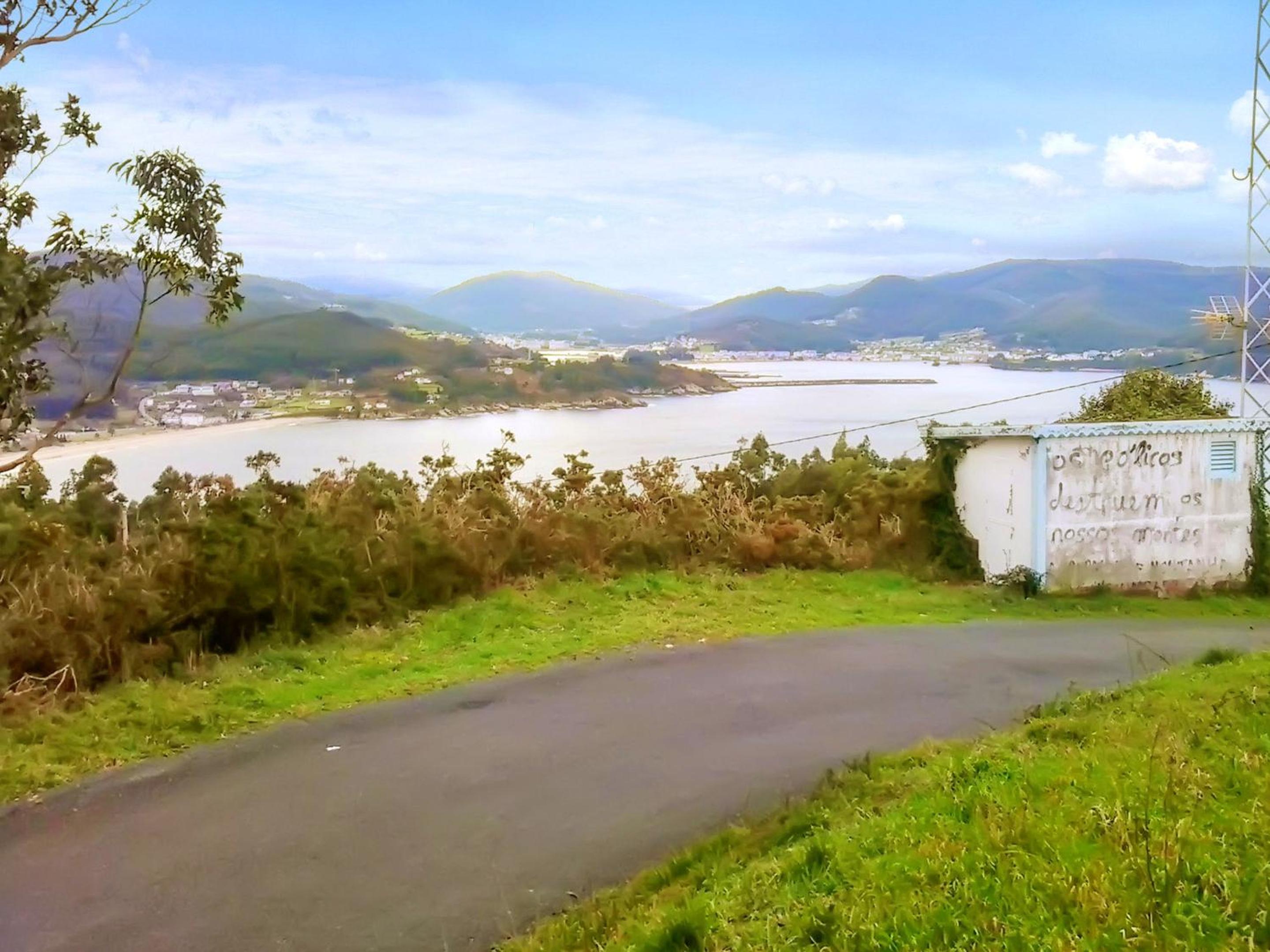 Charming house in Ourol with mountain view, large garden.