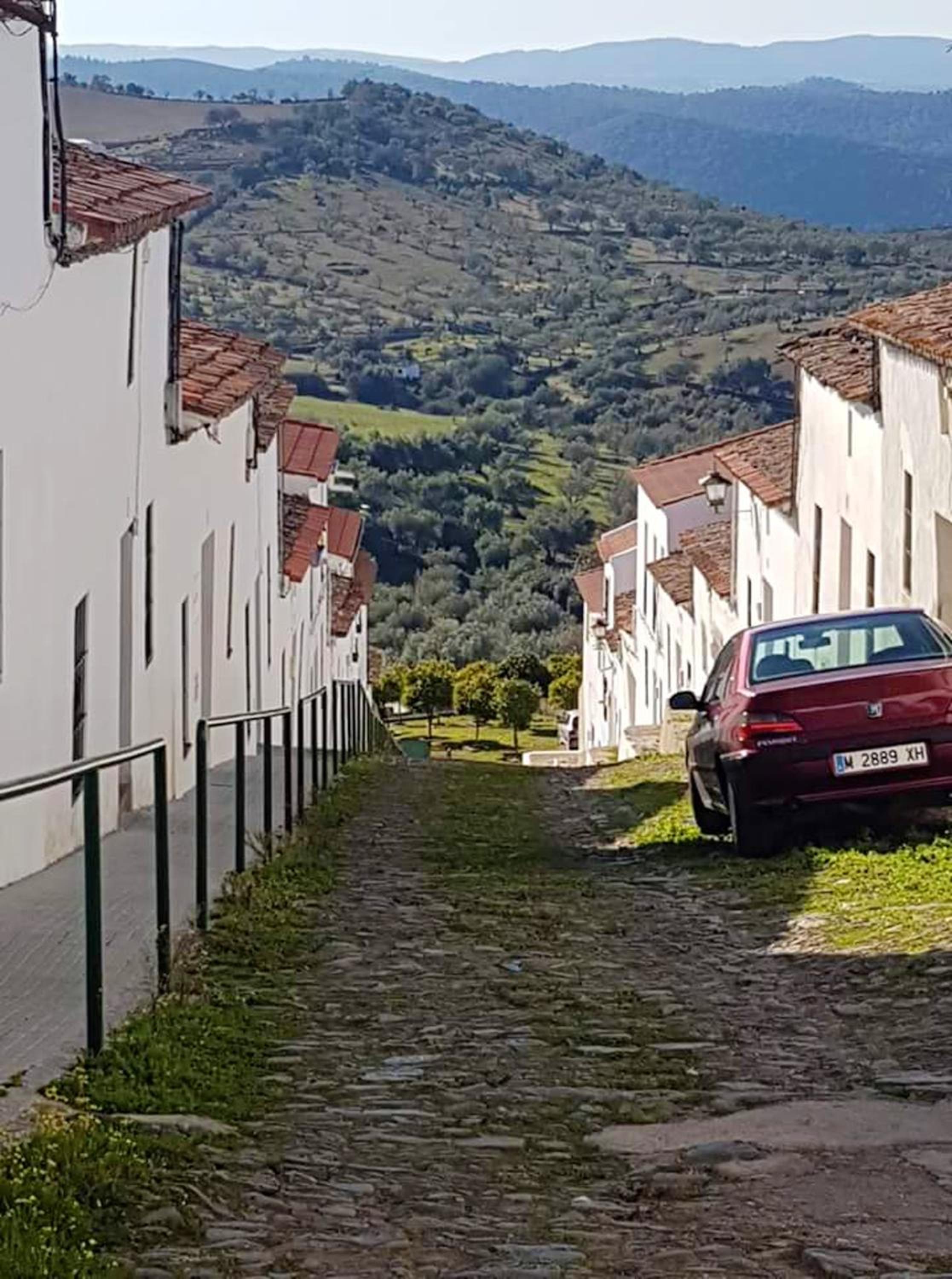 Charming house with mountain view in Encinasola, fireplace