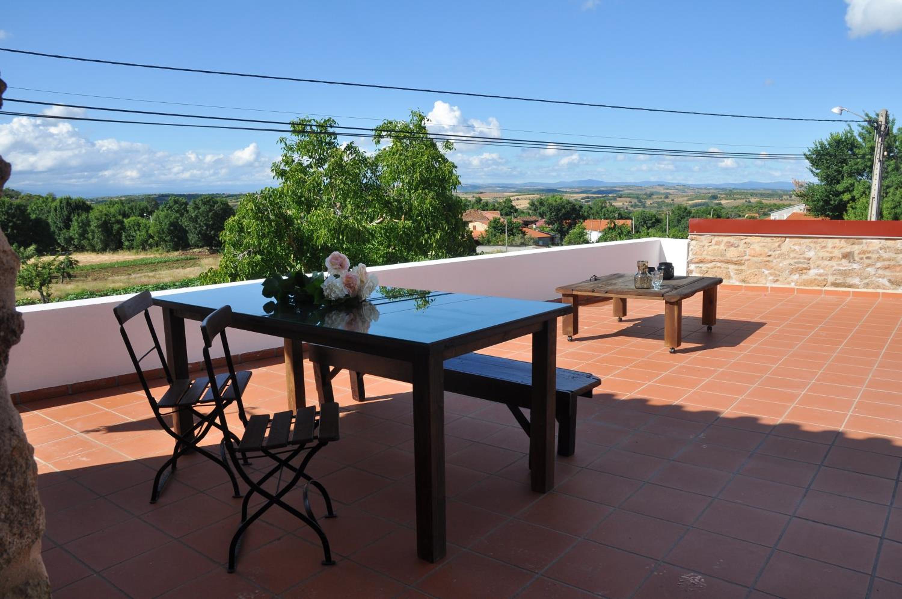 Charming House in Parada + Fireplace