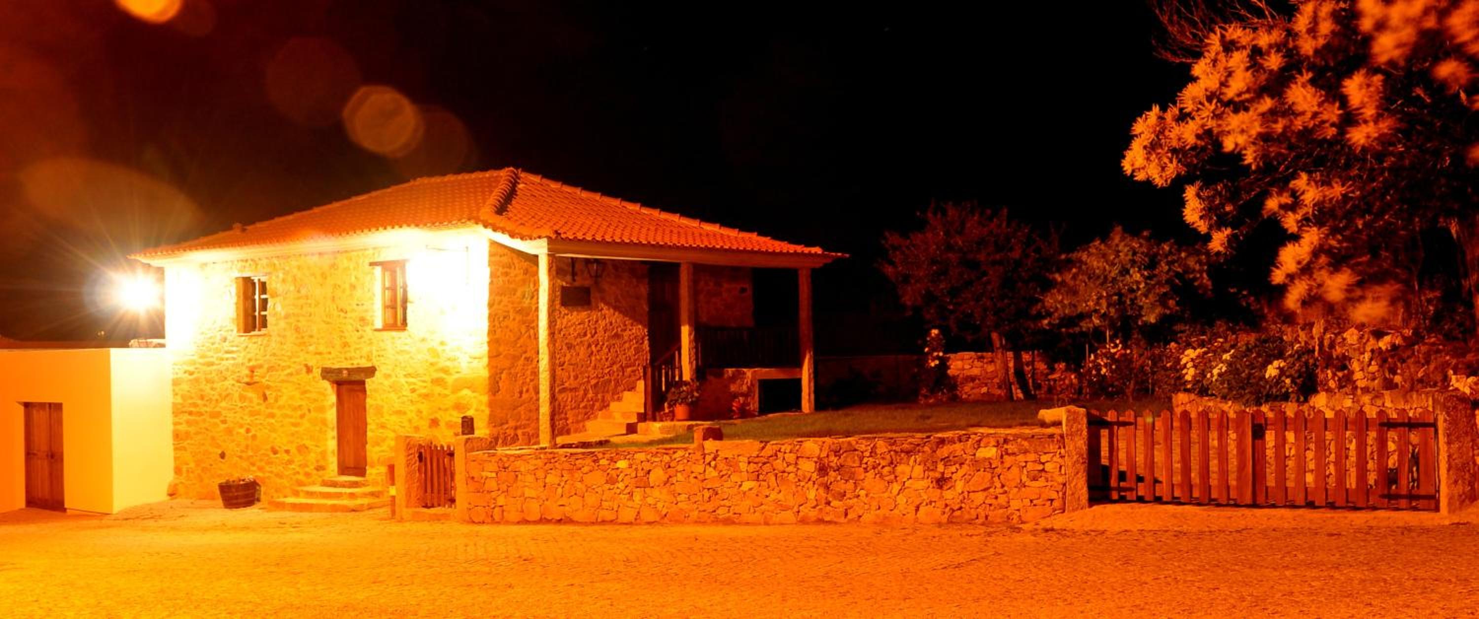 Charming House in Parada + Fireplace