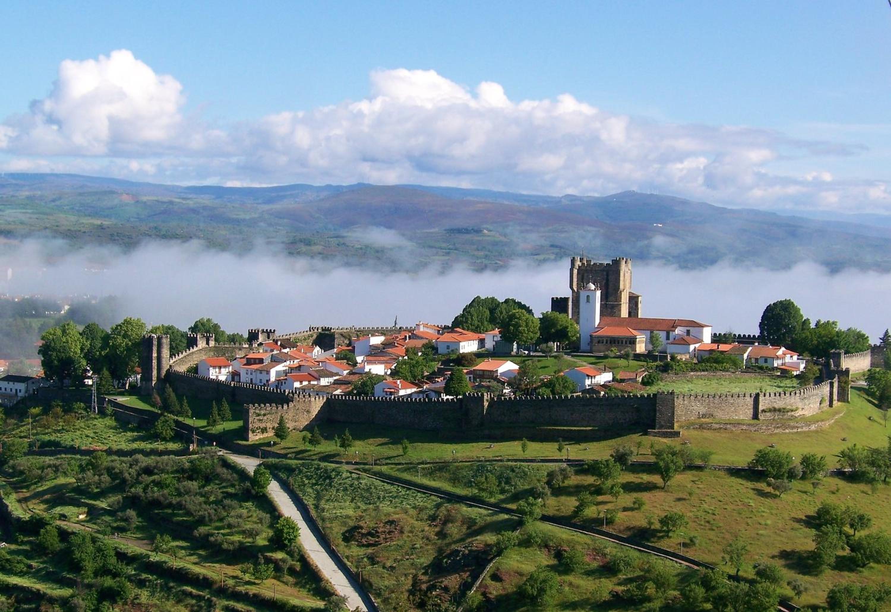 Charming House in Parada + Fireplace
