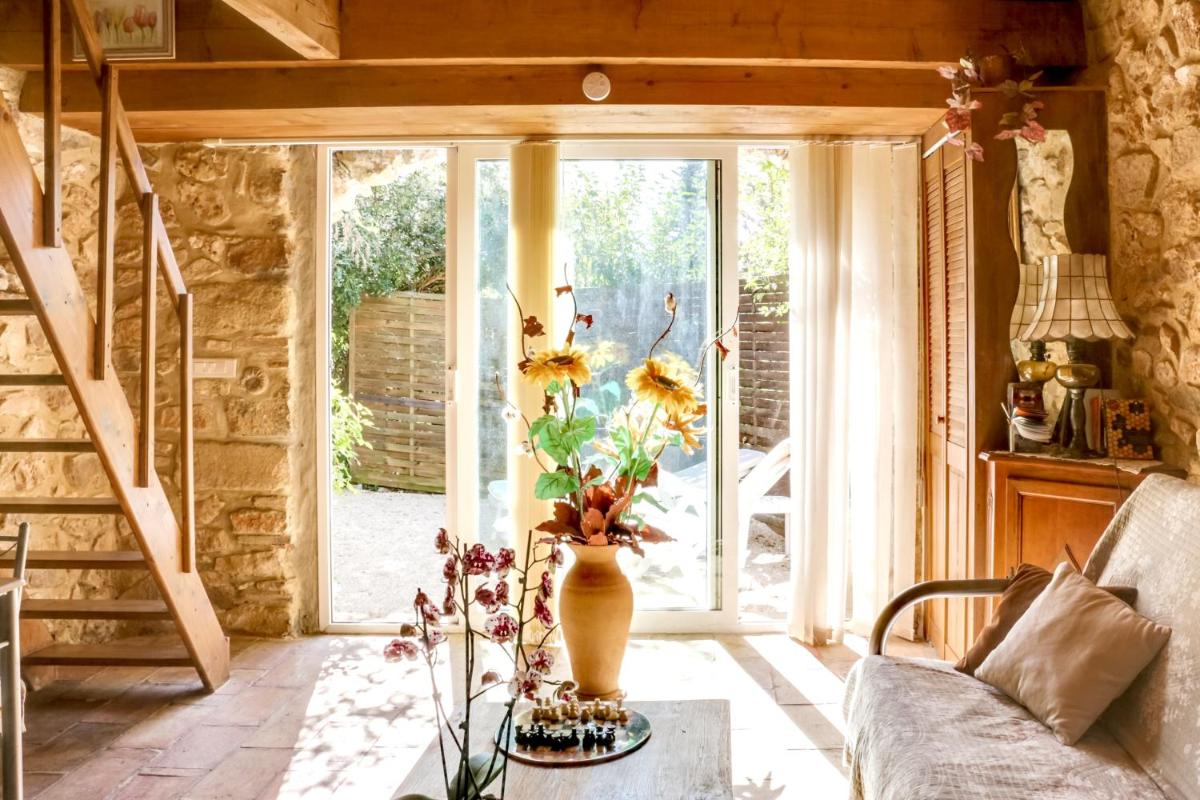 Maison d'une chambre avec piscine partagee terrasse amenagee et wifi a Pougnadoresse view 4