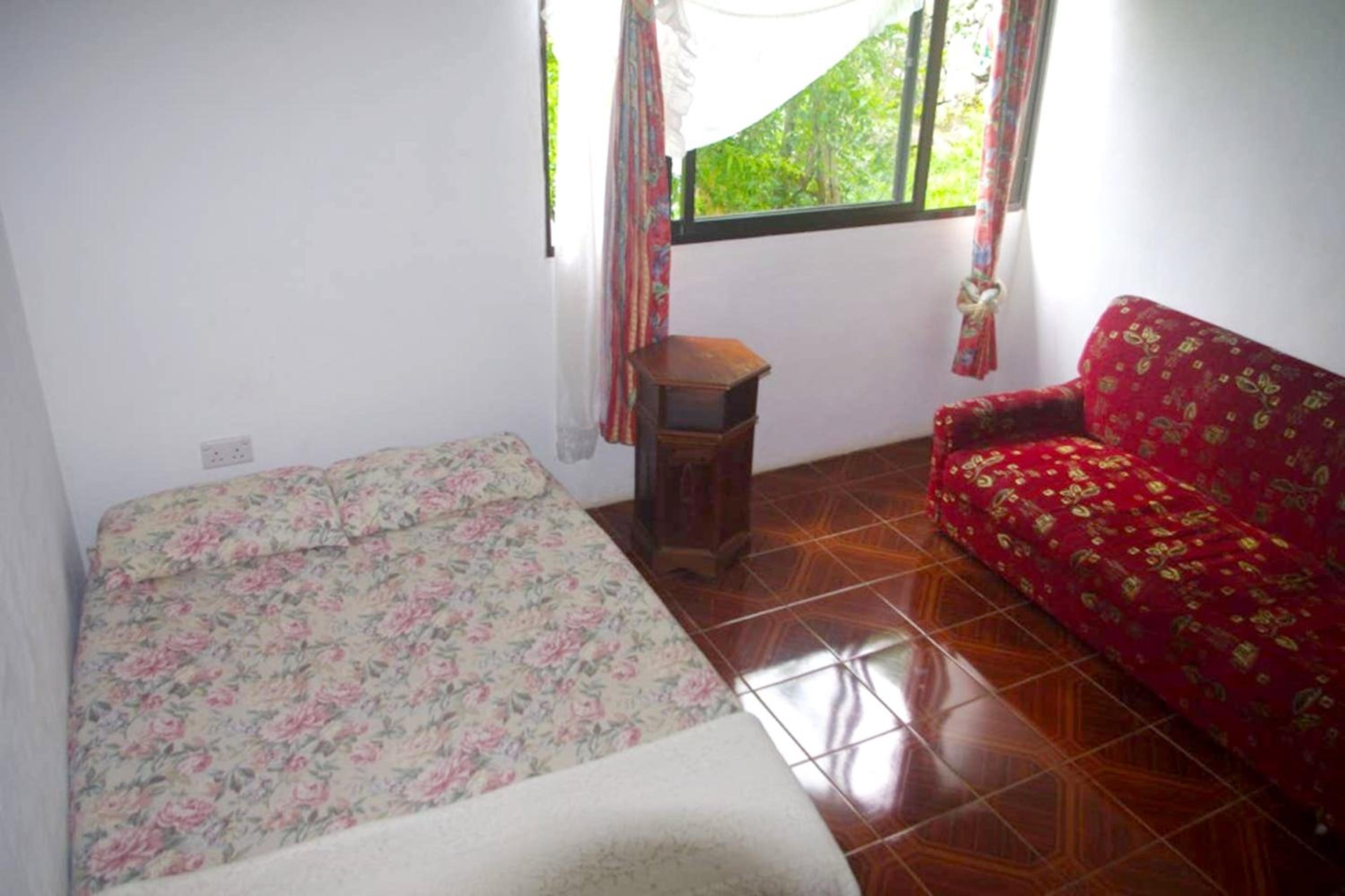 Charming house in Victoria with mountain view view 4