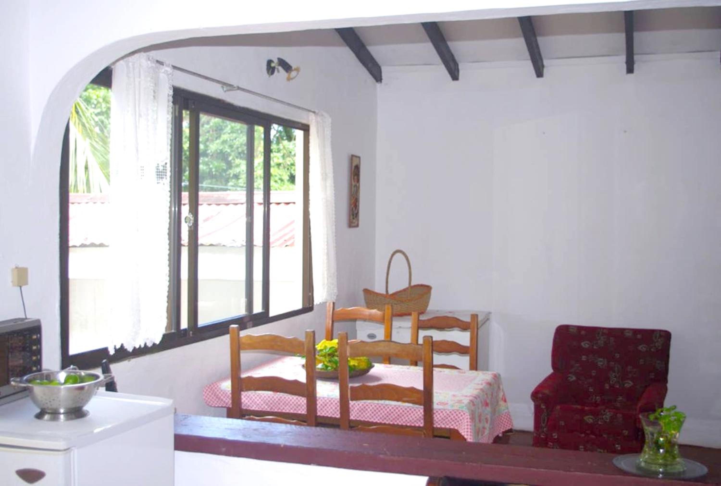 Charming house in Victoria with mountain view view 3