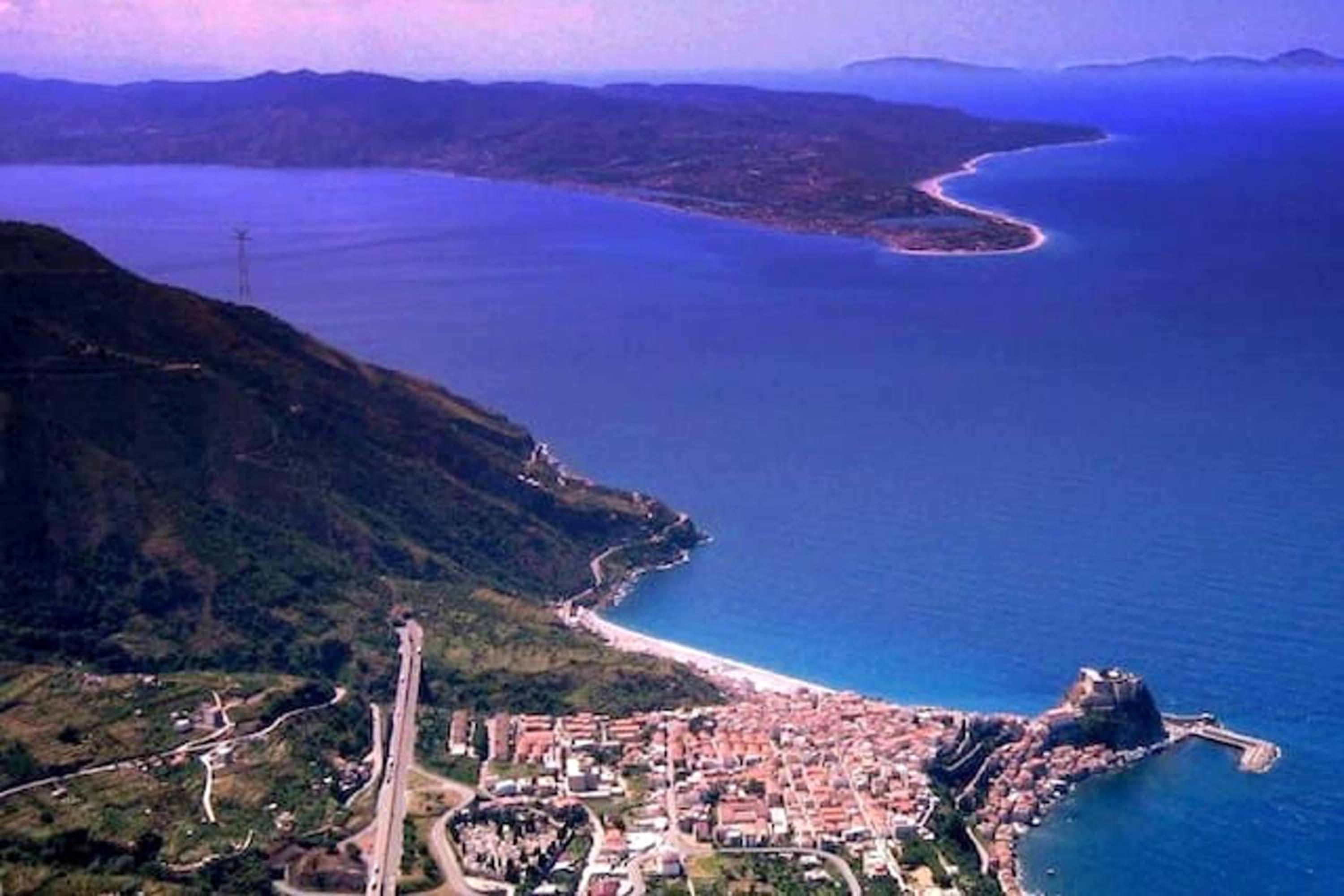 Cozy apartment in Reggio Calabria 55m² with terrace view 4