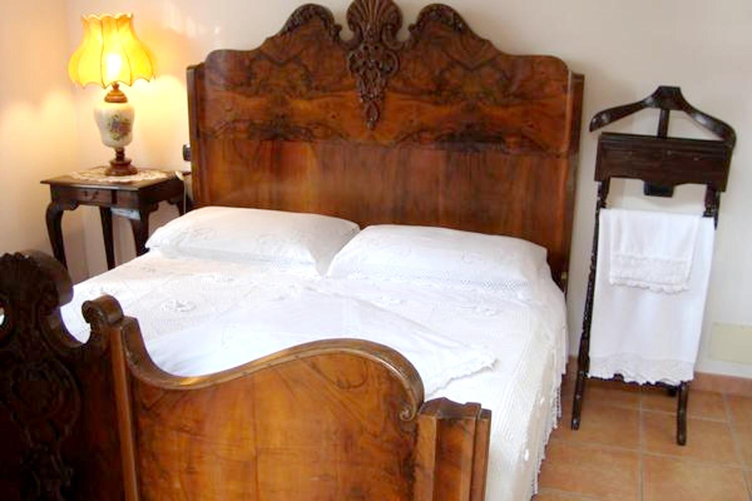 Charming House in Amelia with Lake View, 200 m² view 3