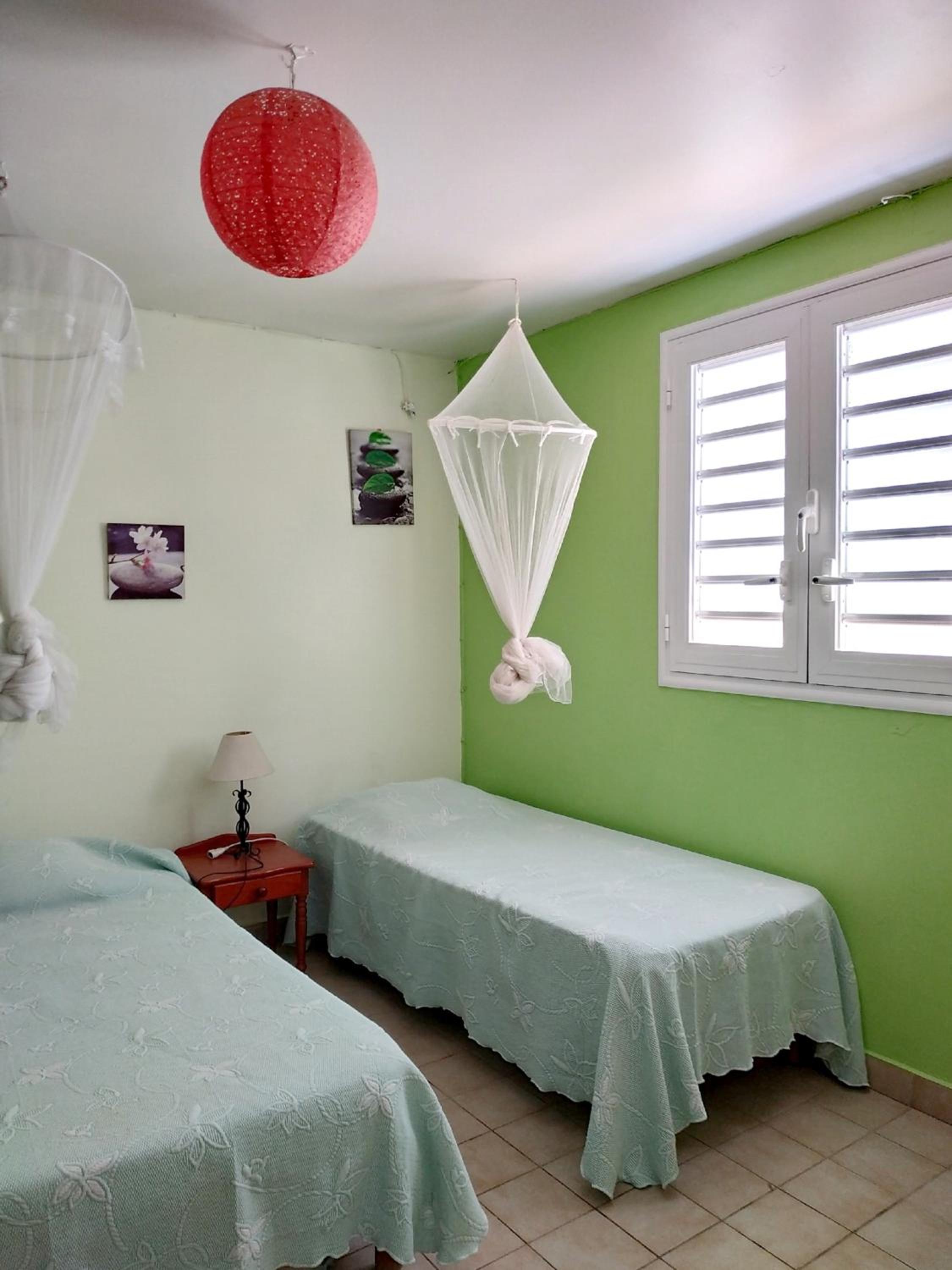 Appartement confortable à Sainte-Anne, 70m², vue jardin view 2