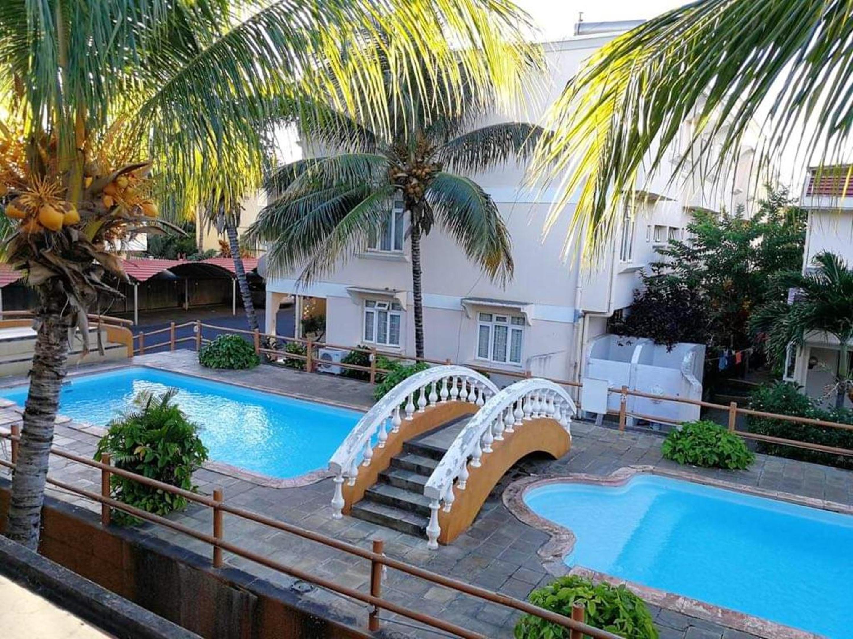 Spacious apartment in Flic en Flac 114 m² with shared pool view 2