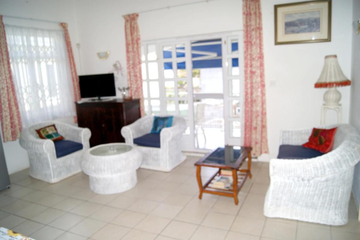 3 bedrooms appartement with balcony and wifi at Bambous 6 km away from the beach view 3