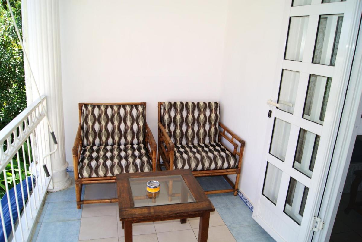 3 bedrooms appartement with balcony and wifi at Bambous 6 km away from the beach view 2