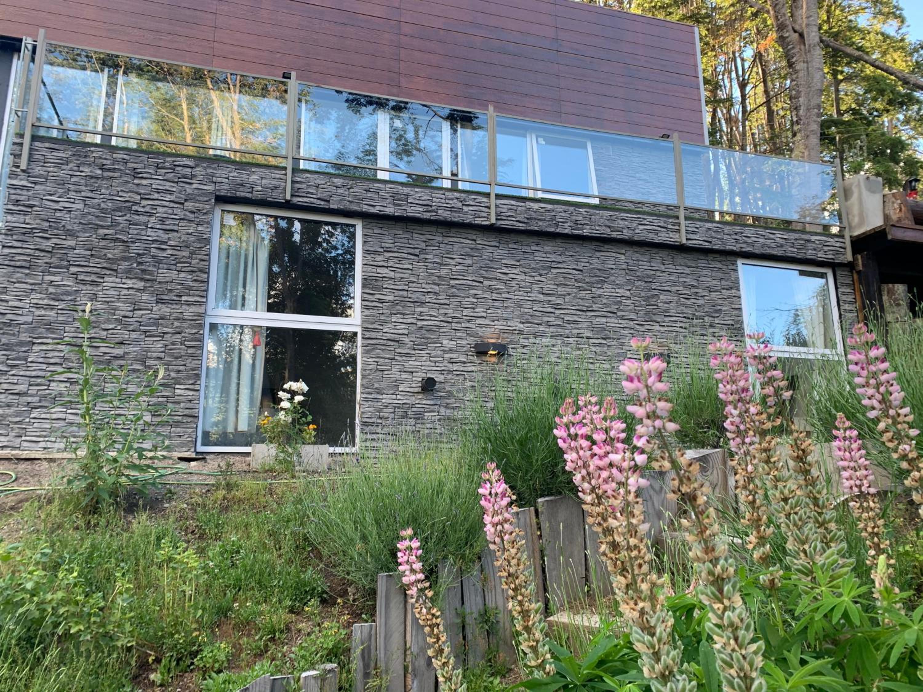 Casa moderna en el bosque y montaña