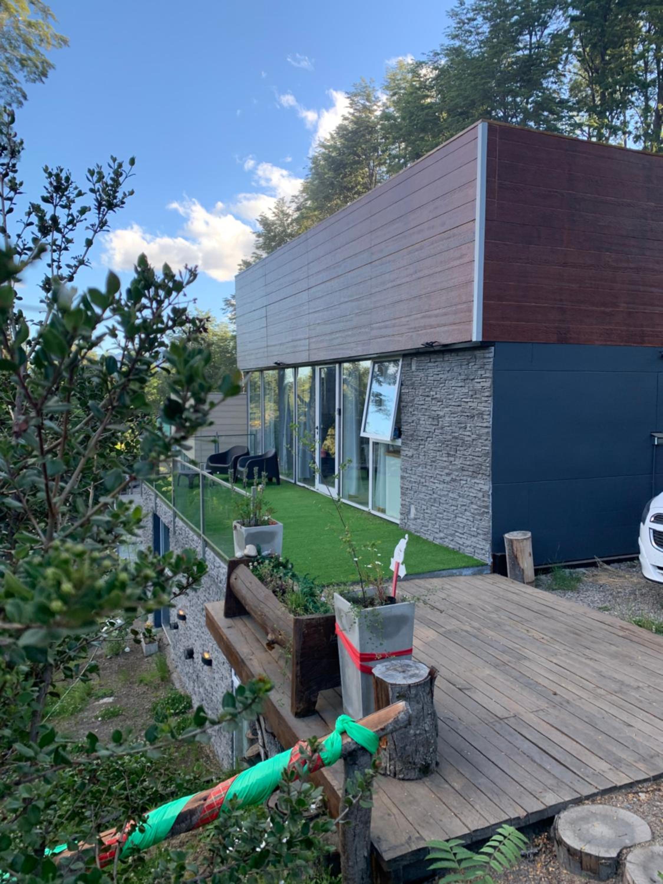 Casa moderna en el bosque y montaña