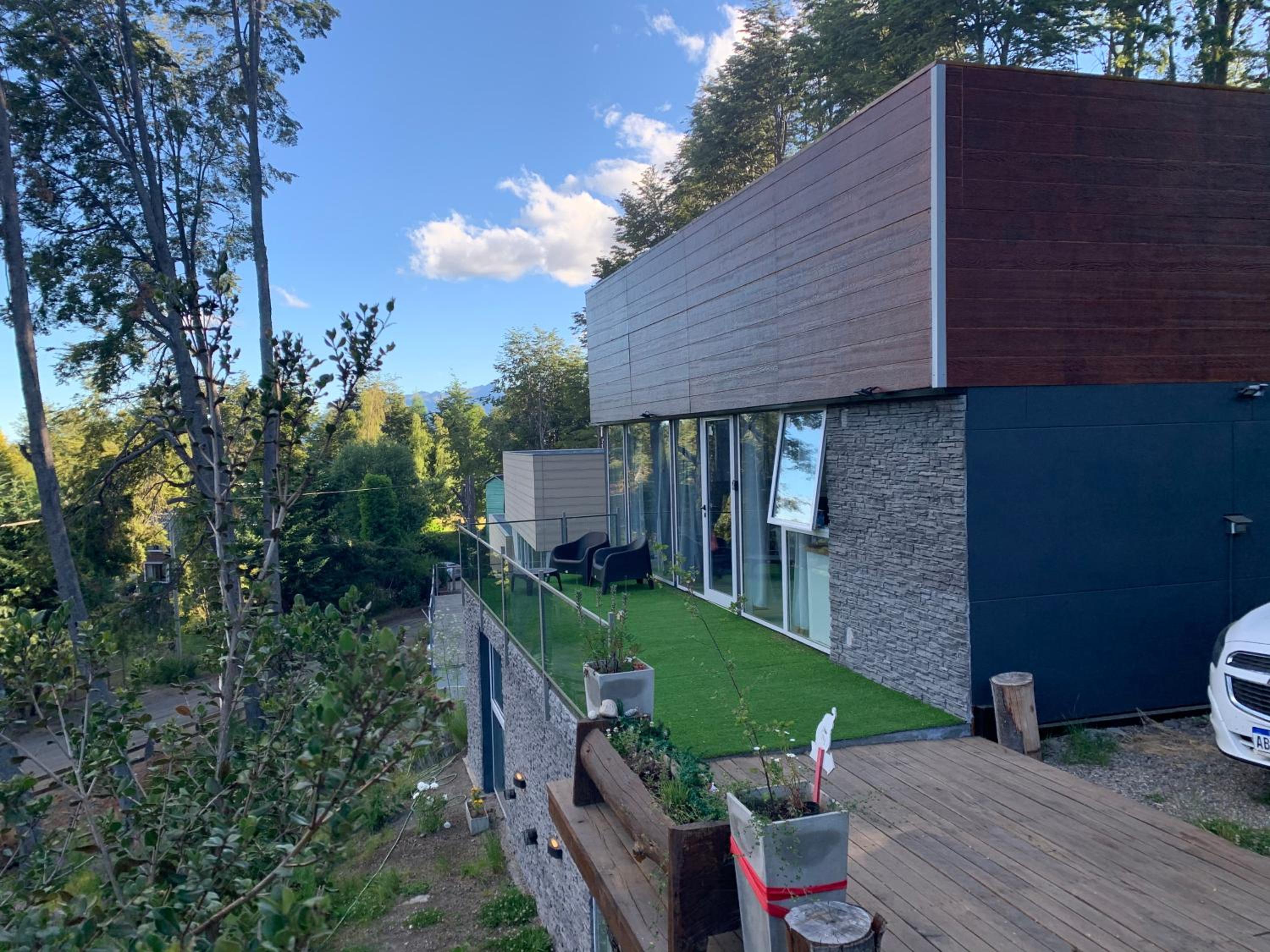 Casa moderna en el bosque y montaña