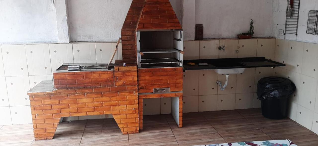 Quartos com ar-condicionado e piscina de 30 mil litros, a apenas 5 minutos da praia