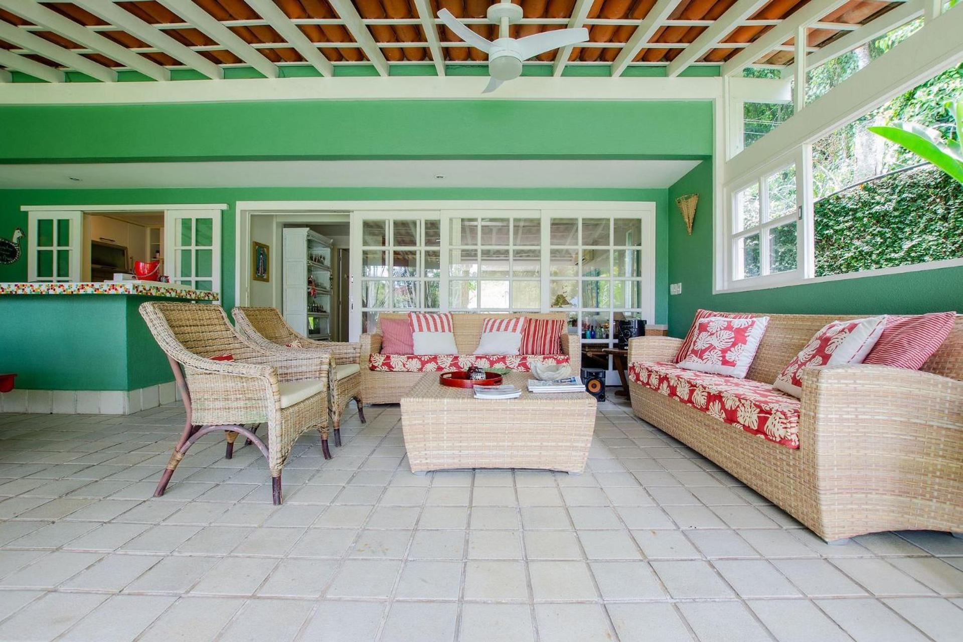 Casa de alto padrão com piscina ao lado da praia