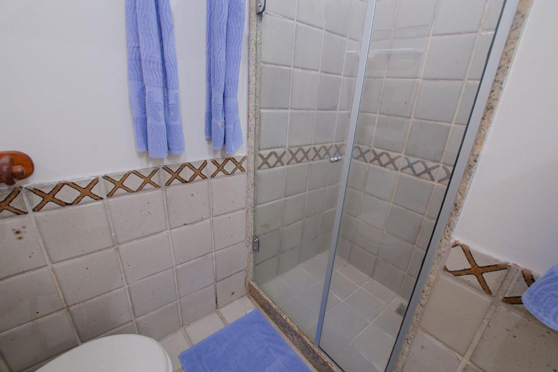 Casa de alto padrão com piscina ao lado da praia
